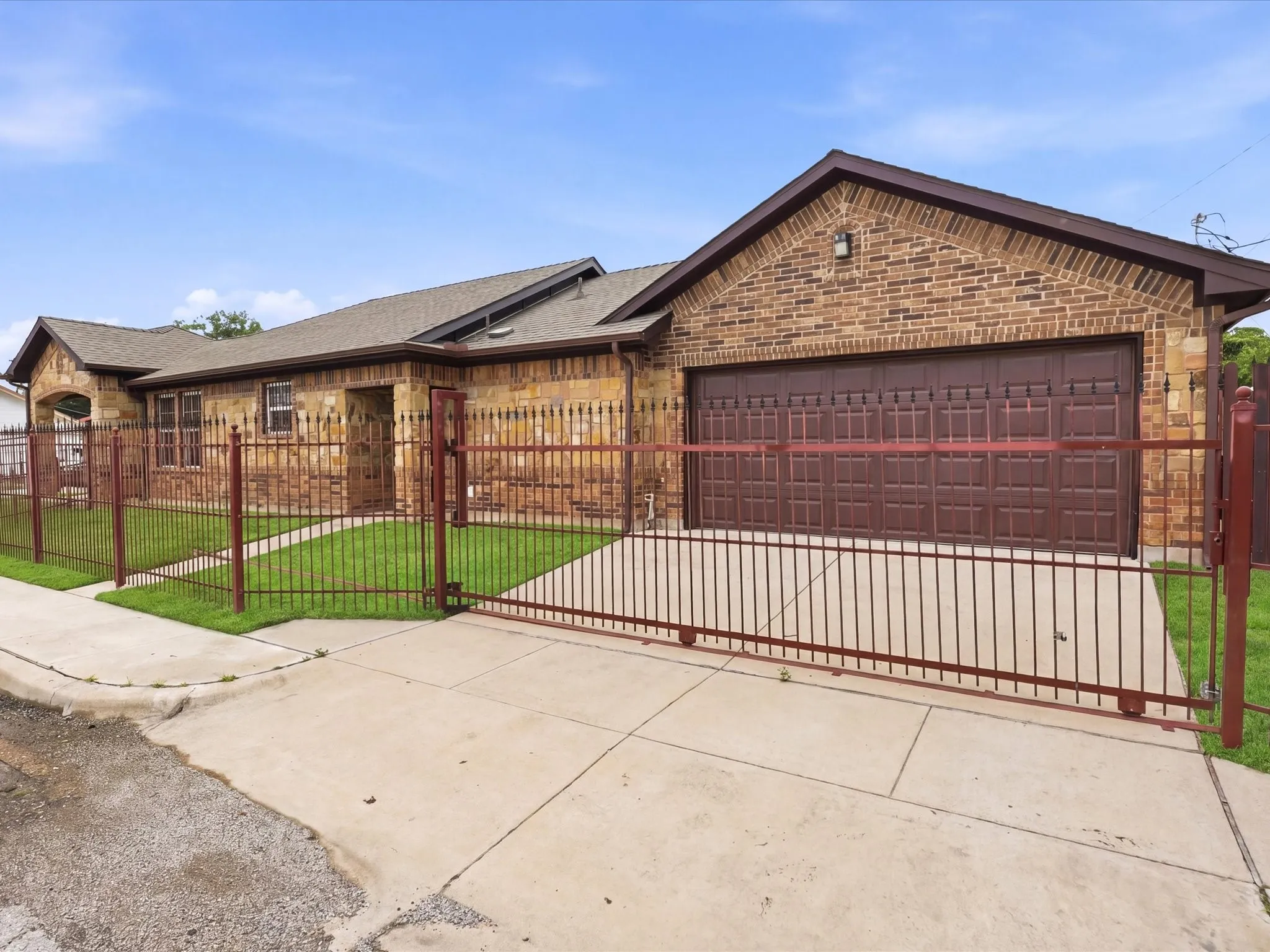 Single Family Residence For Sale in Tarrant County , 1400 Stewart Street, Fort Worth, Texas 76104, 3 Bedroom, 2 Bathroom, 2 Garage spaces, 1,118 Sqft, built in 2020, mls#21255434, Real Estate Agent in Fort Worth, Homes For Sale in Tarrant county, Homes For Sale in Fort Worth, Realtor in Fort Worth Texas, Real Estate Brokerage Independent Realty Texas, Luminita Cordes Realtor