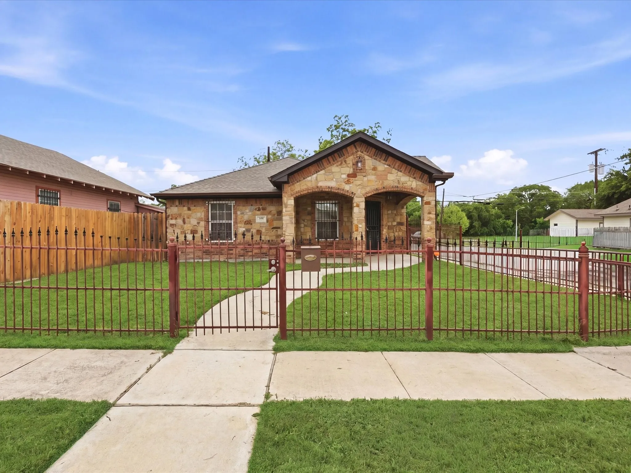 Single Family Residence For Sale in Tarrant County , 1400 Stewart Street, Fort Worth, Texas 76104, 3 Bedroom, 2 Bathroom, 2 Garage spaces, 1,118 Sqft, built in 2020, mls#21255434, Real Estate Agent in Fort Worth, Homes For Sale in Tarrant county, Homes For Sale in Fort Worth, Realtor in Fort Worth Texas, Real Estate Brokerage Independent Realty Texas, Luminita Cordes Realtor
