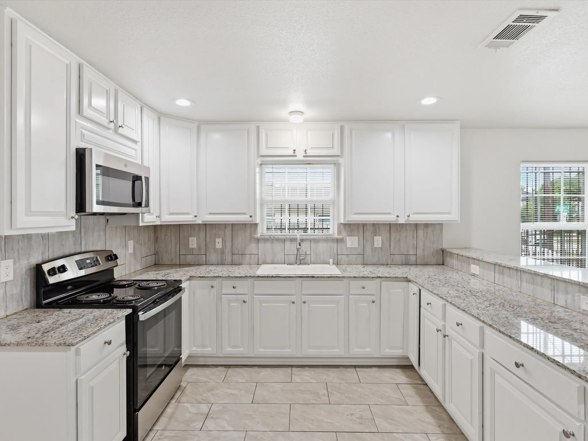 Single Family Residence For Sale in Tarrant County , 1400 Stewart Street, Fort Worth, Texas 76104, 3 Bedroom, 2 Bathroom, 2 Garage spaces, 1,118 Sqft, built in 2020, mls#21255434, Real Estate Agent in Fort Worth, Homes For Sale in Tarrant county, Homes For Sale in Fort Worth, Realtor in Fort Worth Texas, Real Estate Brokerage Independent Realty Texas, Luminita Cordes Realtor