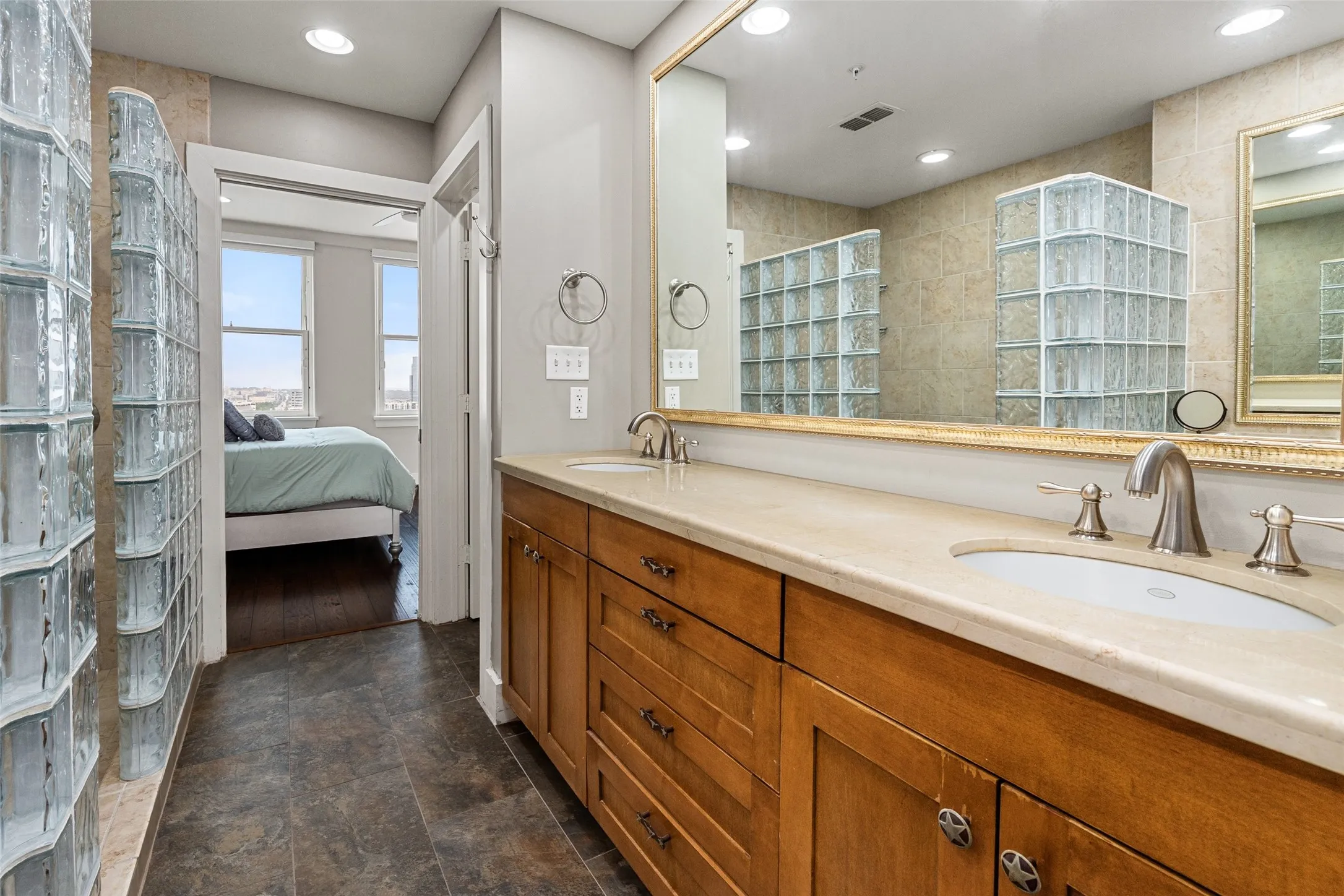 Condominium For Sale in Tarrant County , 411 W 7th Street 806, Fort Worth, Texas 76102, 2 Bedroom, 2 Bathroom, Garage spaces, 1,849 Sqft, built in 1921, mls#21263595, Real Estate Agent in Fort Worth, Homes For Sale in Tarrant county, Homes For Sale in Fort Worth, Realtor in Fort Worth Texas, Real Estate Brokerage Independent Realty Texas, Luminita Cordes Realtor