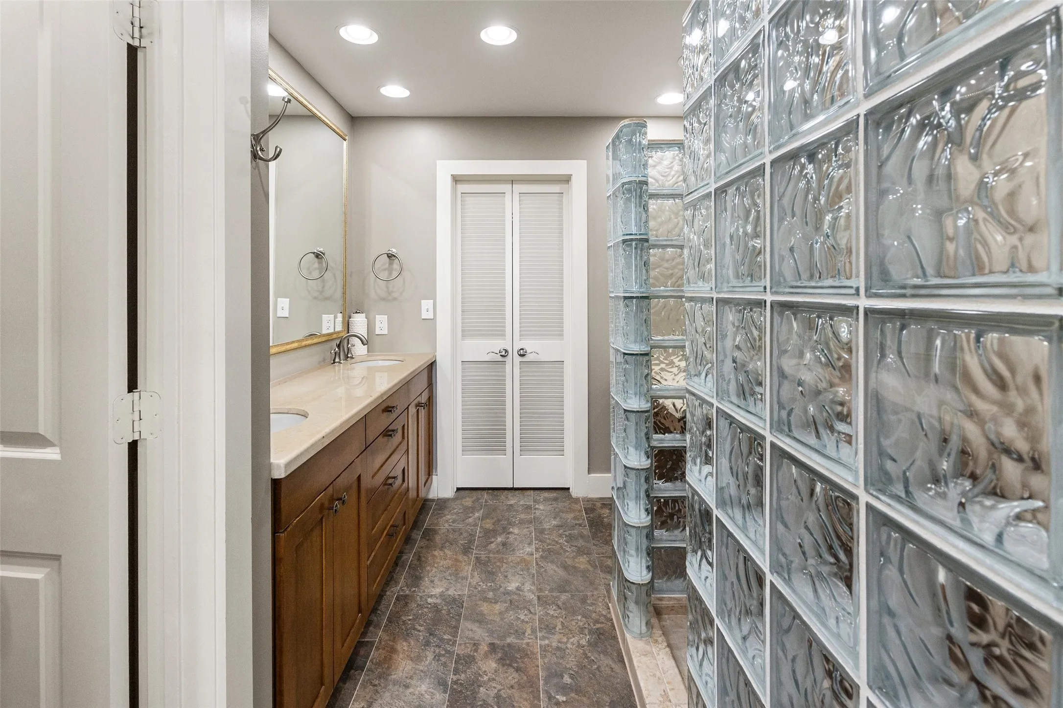 Condominium For Sale in Tarrant County , 411 W 7th Street 806, Fort Worth, Texas 76102, 2 Bedroom, 2 Bathroom, Garage spaces, 1,849 Sqft, built in 1921, mls#21263595, Real Estate Agent in Fort Worth, Homes For Sale in Tarrant county, Homes For Sale in Fort Worth, Realtor in Fort Worth Texas, Real Estate Brokerage Independent Realty Texas, Luminita Cordes Realtor