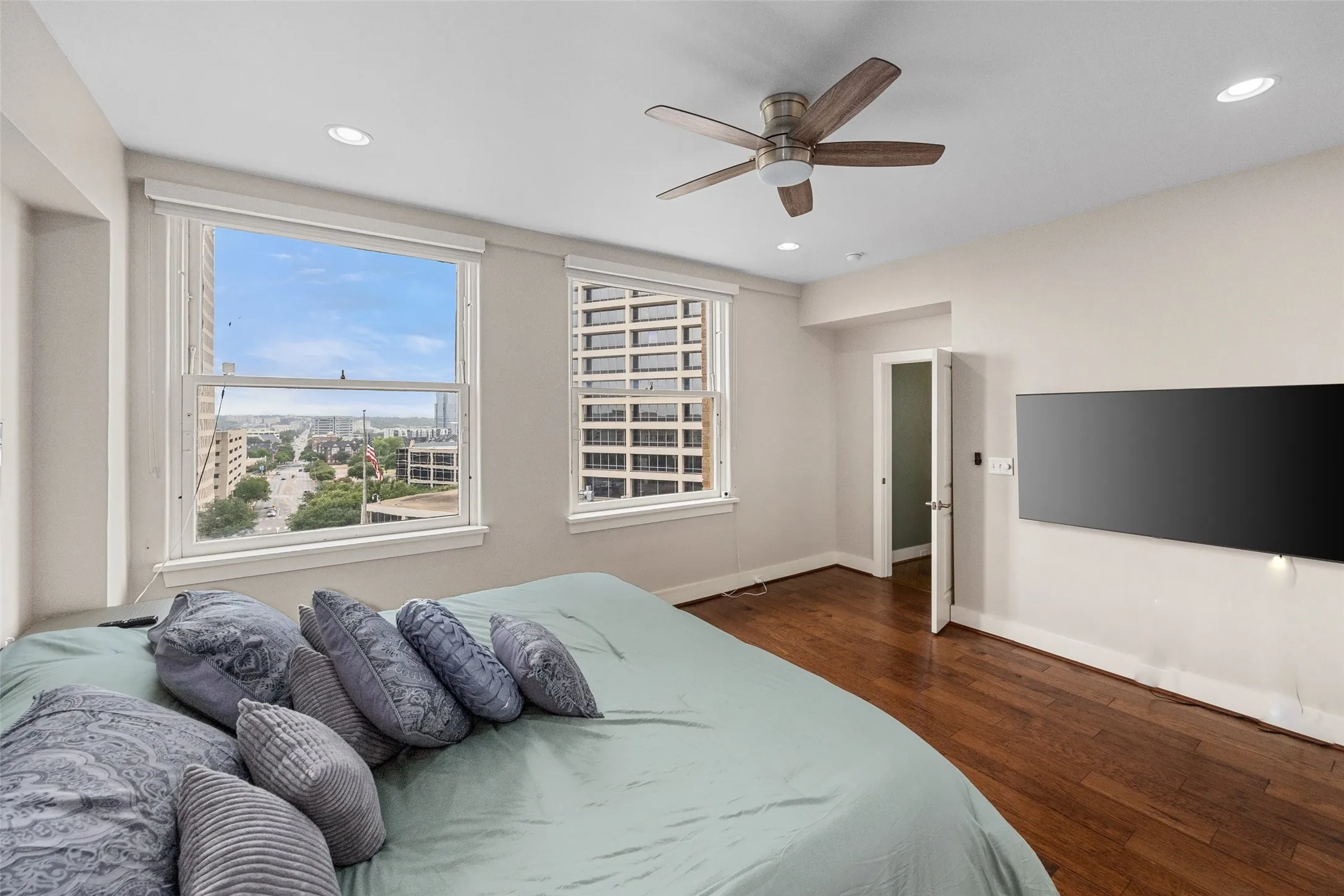 Condominium For Sale in Tarrant County , 411 W 7th Street 806, Fort Worth, Texas 76102, 2 Bedroom, 2 Bathroom, Garage spaces, 1,849 Sqft, built in 1921, mls#21263595, Real Estate Agent in Fort Worth, Homes For Sale in Tarrant county, Homes For Sale in Fort Worth, Realtor in Fort Worth Texas, Real Estate Brokerage Independent Realty Texas, Luminita Cordes Realtor