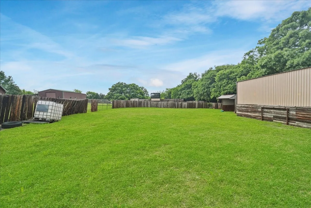 Single Family Residence For Sale in Grayson County , 27020 Fm 902, Collinsville, Texas 76233, 3 Bedroom, 2 Bathroom, 2 Garage spaces, 1,556 Sqft, built in 1985, mls#21262853, Real Estate Agent in Collinsville, Homes For Sale in Grayson county, Homes For Sale in Collinsville, Realtor in Collinsville Texas, Real Estate Brokerage Independent Realty Texas, Luminita Cordes Realtor