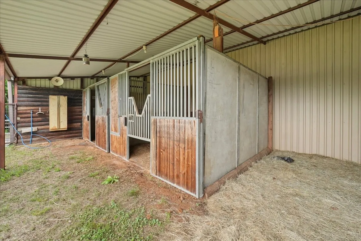 Single Family Residence For Sale in Grayson County , 27020 Fm 902, Collinsville, Texas 76233, 3 Bedroom, 2 Bathroom, 2 Garage spaces, 1,556 Sqft, built in 1985, mls#21262853, Real Estate Agent in Collinsville, Homes For Sale in Grayson county, Homes For Sale in Collinsville, Realtor in Collinsville Texas, Real Estate Brokerage Independent Realty Texas, Luminita Cordes Realtor