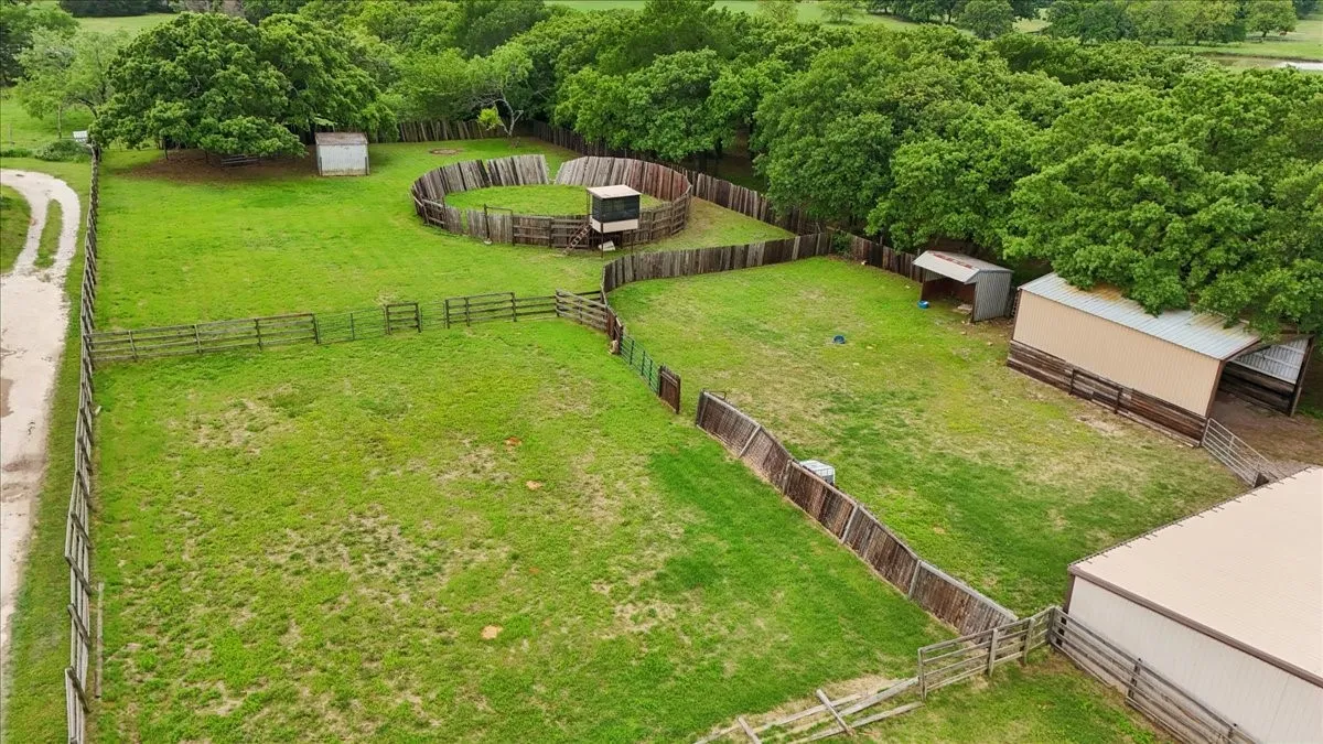 Single Family Residence For Sale in Grayson County , 27020 Fm 902, Collinsville, Texas 76233, 3 Bedroom, 2 Bathroom, 2 Garage spaces, 1,556 Sqft, built in 1985, mls#21262853, Real Estate Agent in Collinsville, Homes For Sale in Grayson county, Homes For Sale in Collinsville, Realtor in Collinsville Texas, Real Estate Brokerage Independent Realty Texas, Luminita Cordes Realtor