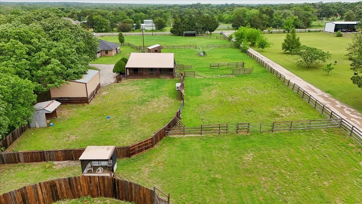 Single Family Residence For Sale in Grayson County , 27020 Fm 902, Collinsville, Texas 76233, 3 Bedroom, 2 Bathroom, 2 Garage spaces, 1,556 Sqft, built in 1985, mls#21262853, Real Estate Agent in Collinsville, Homes For Sale in Grayson county, Homes For Sale in Collinsville, Realtor in Collinsville Texas, Real Estate Brokerage Independent Realty Texas, Luminita Cordes Realtor