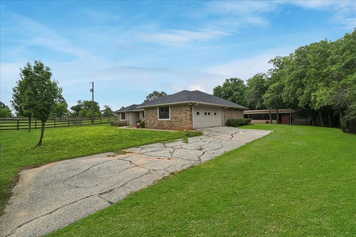 Single Family Residence For Sale in Grayson County , 27020 Fm 902, Collinsville, Texas 76233, 3 Bedroom, 2 Bathroom, 2 Garage spaces, 1,556 Sqft, built in 1985, mls#21262853, Real Estate Agent in Collinsville, Homes For Sale in Grayson county, Homes For Sale in Collinsville, Realtor in Collinsville Texas, Real Estate Brokerage Independent Realty Texas, Luminita Cordes Realtor