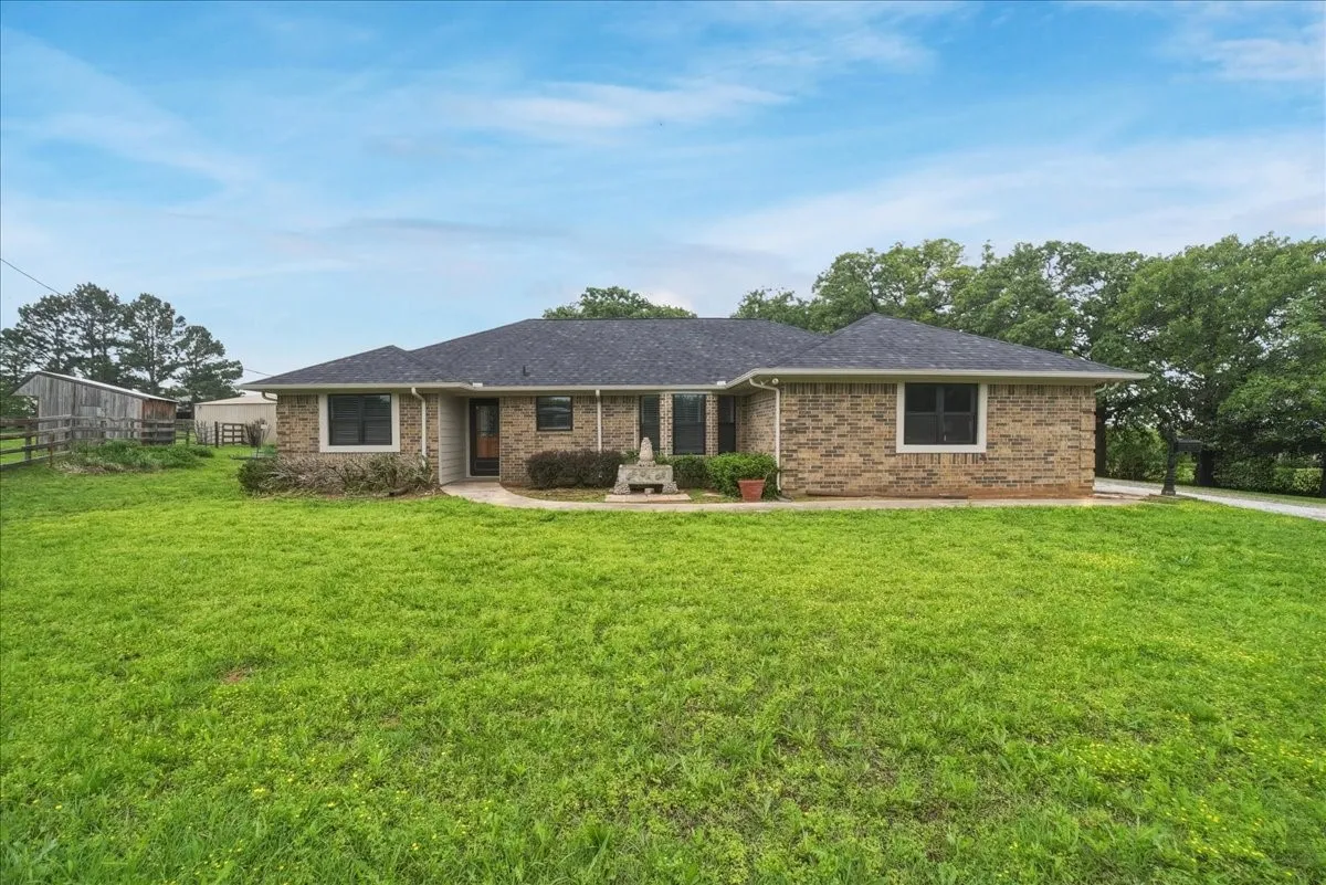 Single Family Residence For Sale in Grayson County , 27020 Fm 902, Collinsville, Texas 76233, 3 Bedroom, 2 Bathroom, 2 Garage spaces, 1,556 Sqft, built in 1985, mls#21262853, Real Estate Agent in Collinsville, Homes For Sale in Grayson county, Homes For Sale in Collinsville, Realtor in Collinsville Texas, Real Estate Brokerage Independent Realty Texas, Luminita Cordes Realtor