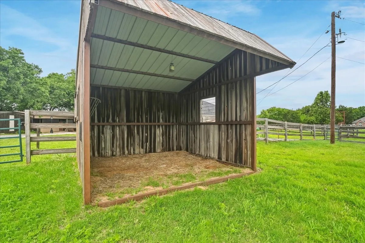 Single Family Residence For Sale in Grayson County , 27020 Fm 902, Collinsville, Texas 76233, 3 Bedroom, 2 Bathroom, 2 Garage spaces, 1,556 Sqft, built in 1985, mls#21262853, Real Estate Agent in Collinsville, Homes For Sale in Grayson county, Homes For Sale in Collinsville, Realtor in Collinsville Texas, Real Estate Brokerage Independent Realty Texas, Luminita Cordes Realtor