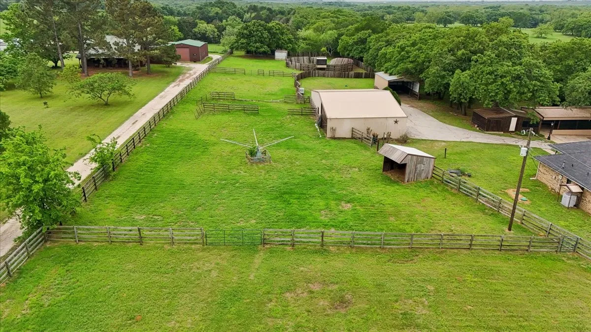 Single Family Residence For Sale in Grayson County , 27020 Fm 902, Collinsville, Texas 76233, 3 Bedroom, 2 Bathroom, 2 Garage spaces, 1,556 Sqft, built in 1985, mls#21262853, Real Estate Agent in Collinsville, Homes For Sale in Grayson county, Homes For Sale in Collinsville, Realtor in Collinsville Texas, Real Estate Brokerage Independent Realty Texas, Luminita Cordes Realtor
