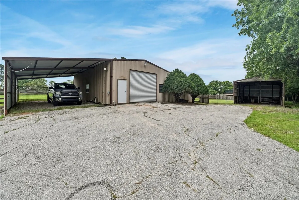 Single Family Residence For Sale in Grayson County , 27020 Fm 902, Collinsville, Texas 76233, 3 Bedroom, 2 Bathroom, 2 Garage spaces, 1,556 Sqft, built in 1985, mls#21262853, Real Estate Agent in Collinsville, Homes For Sale in Grayson county, Homes For Sale in Collinsville, Realtor in Collinsville Texas, Real Estate Brokerage Independent Realty Texas, Luminita Cordes Realtor