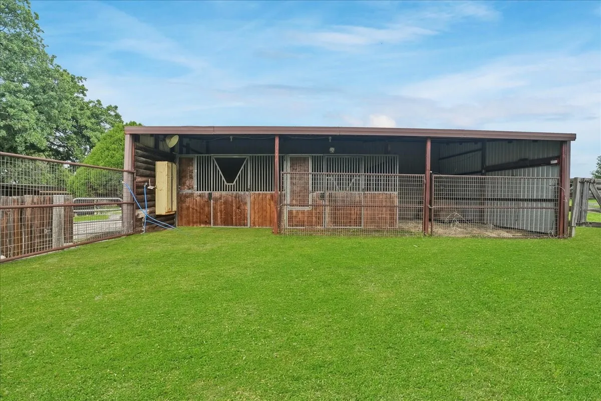 Single Family Residence For Sale in Grayson County , 27020 Fm 902, Collinsville, Texas 76233, 3 Bedroom, 2 Bathroom, 2 Garage spaces, 1,556 Sqft, built in 1985, mls#21262853, Real Estate Agent in Collinsville, Homes For Sale in Grayson county, Homes For Sale in Collinsville, Realtor in Collinsville Texas, Real Estate Brokerage Independent Realty Texas, Luminita Cordes Realtor