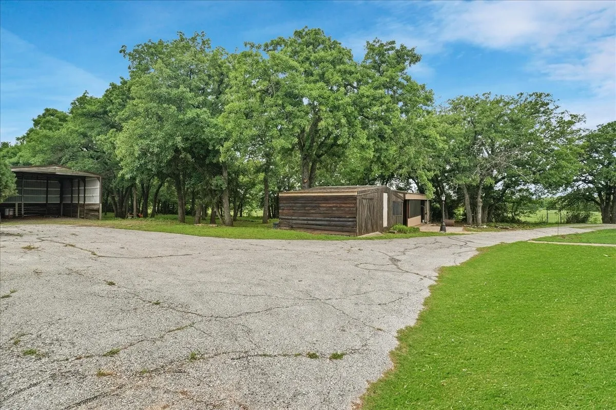 Single Family Residence For Sale in Grayson County , 27020 Fm 902, Collinsville, Texas 76233, 3 Bedroom, 2 Bathroom, 2 Garage spaces, 1,556 Sqft, built in 1985, mls#21262853, Real Estate Agent in Collinsville, Homes For Sale in Grayson county, Homes For Sale in Collinsville, Realtor in Collinsville Texas, Real Estate Brokerage Independent Realty Texas, Luminita Cordes Realtor
