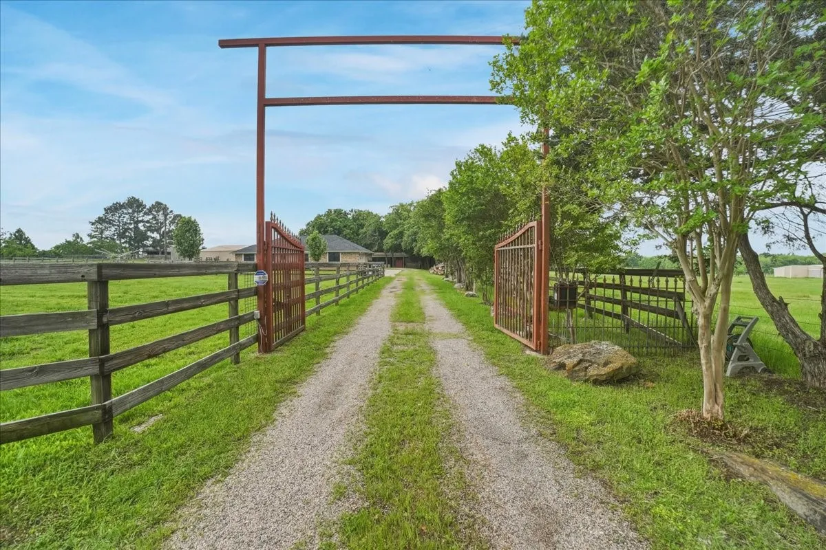 Single Family Residence For Sale in Grayson County , 27020 Fm 902, Collinsville, Texas 76233, 3 Bedroom, 2 Bathroom, 2 Garage spaces, 1,556 Sqft, built in 1985, mls#21262853, Real Estate Agent in Collinsville, Homes For Sale in Grayson county, Homes For Sale in Collinsville, Realtor in Collinsville Texas, Real Estate Brokerage Independent Realty Texas, Luminita Cordes Realtor