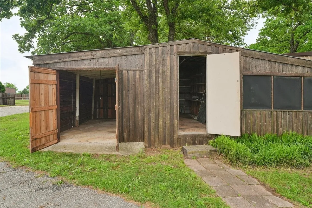 Single Family Residence For Sale in Grayson County , 27020 Fm 902, Collinsville, Texas 76233, 3 Bedroom, 2 Bathroom, 2 Garage spaces, 1,556 Sqft, built in 1985, mls#21262853, Real Estate Agent in Collinsville, Homes For Sale in Grayson county, Homes For Sale in Collinsville, Realtor in Collinsville Texas, Real Estate Brokerage Independent Realty Texas, Luminita Cordes Realtor