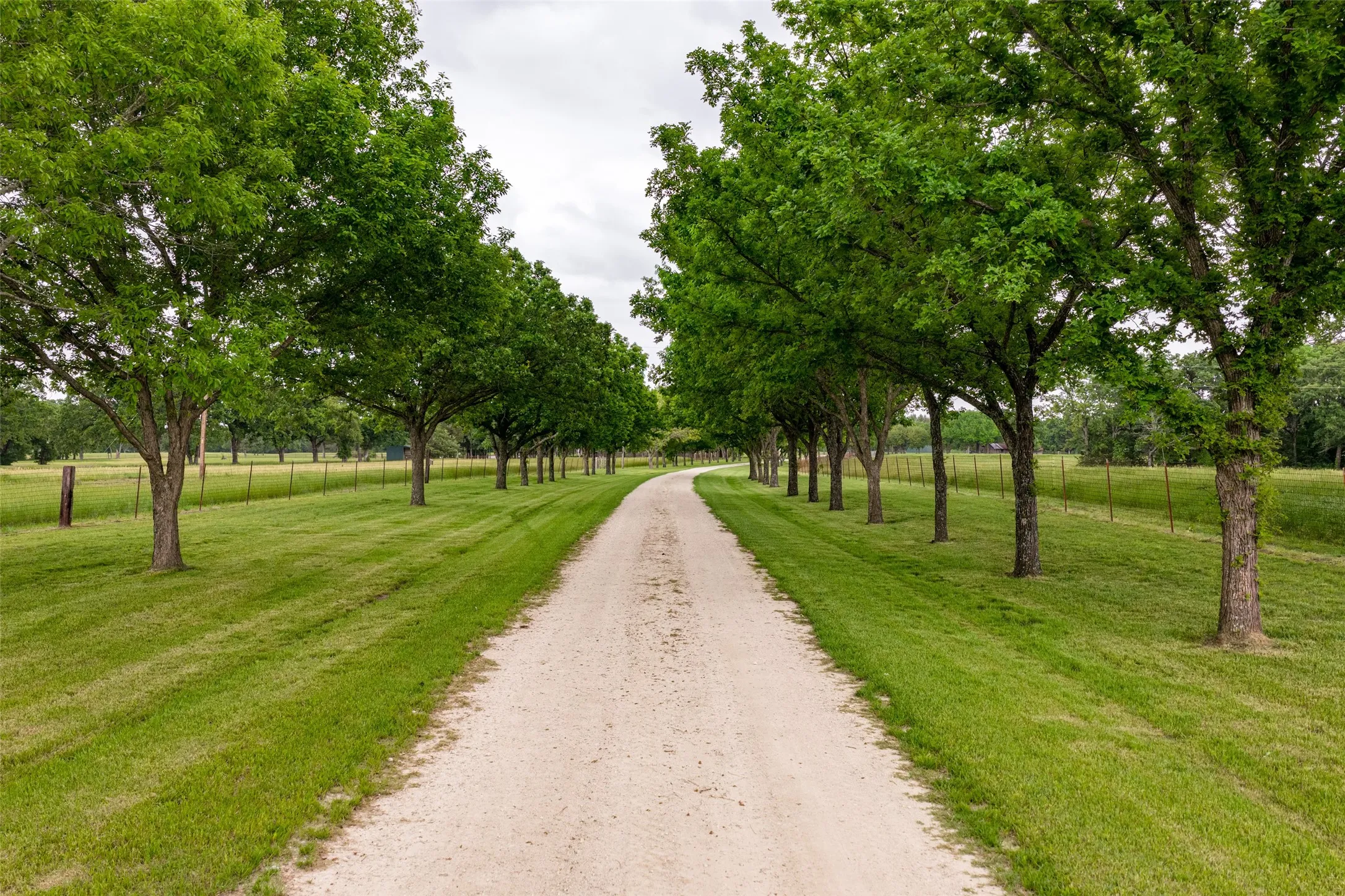 Single Family Residence For Sale in Van Zandt County , 1050 Vz County Road 3704, Wills Point, Texas 75169, 4 Bedrooms, 5 Bathrooms, 4 Garage spaces, 4,023 Sqft, built in 2002, Price $3,750,000, mls#21263624, Real Estate Agent in Wills Point, Homes For Sale in Van Zandt county, Homes For Sale in Wills Point, Realtor in Wills Point Texas, Real Estate Brokerage Independent Realty Texas, Luminita Cordes Realtor
