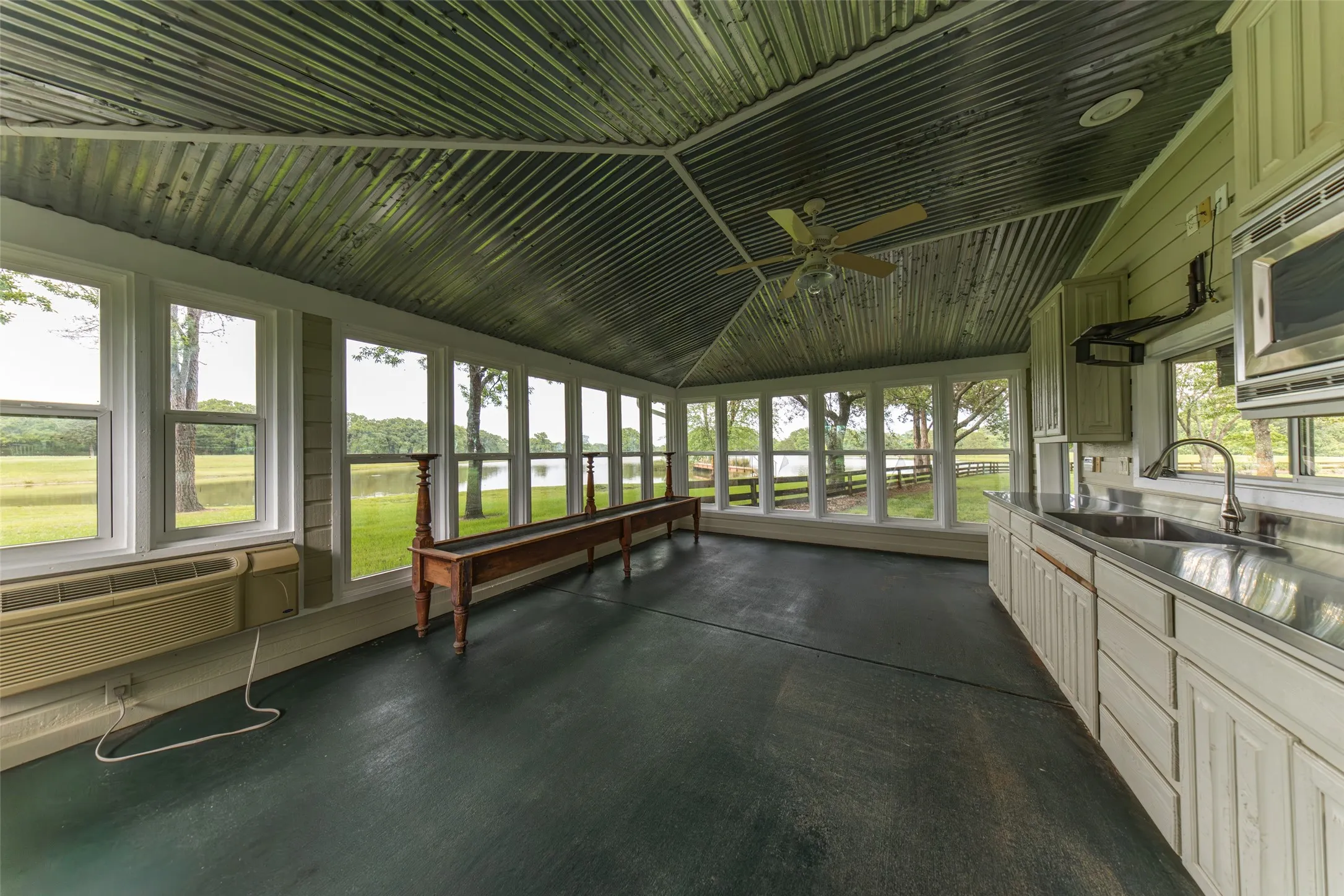 Single Family Residence For Sale in Van Zandt County , 1050 Vz County Road 3704, Wills Point, Texas 75169, 4 Bedrooms, 5 Bathrooms, 4 Garage spaces, 4,023 Sqft, built in 2002, Price $3,750,000, mls#21263624, Real Estate Agent in Wills Point, Homes For Sale in Van Zandt county, Homes For Sale in Wills Point, Realtor in Wills Point Texas, Real Estate Brokerage Independent Realty Texas, Luminita Cordes Realtor