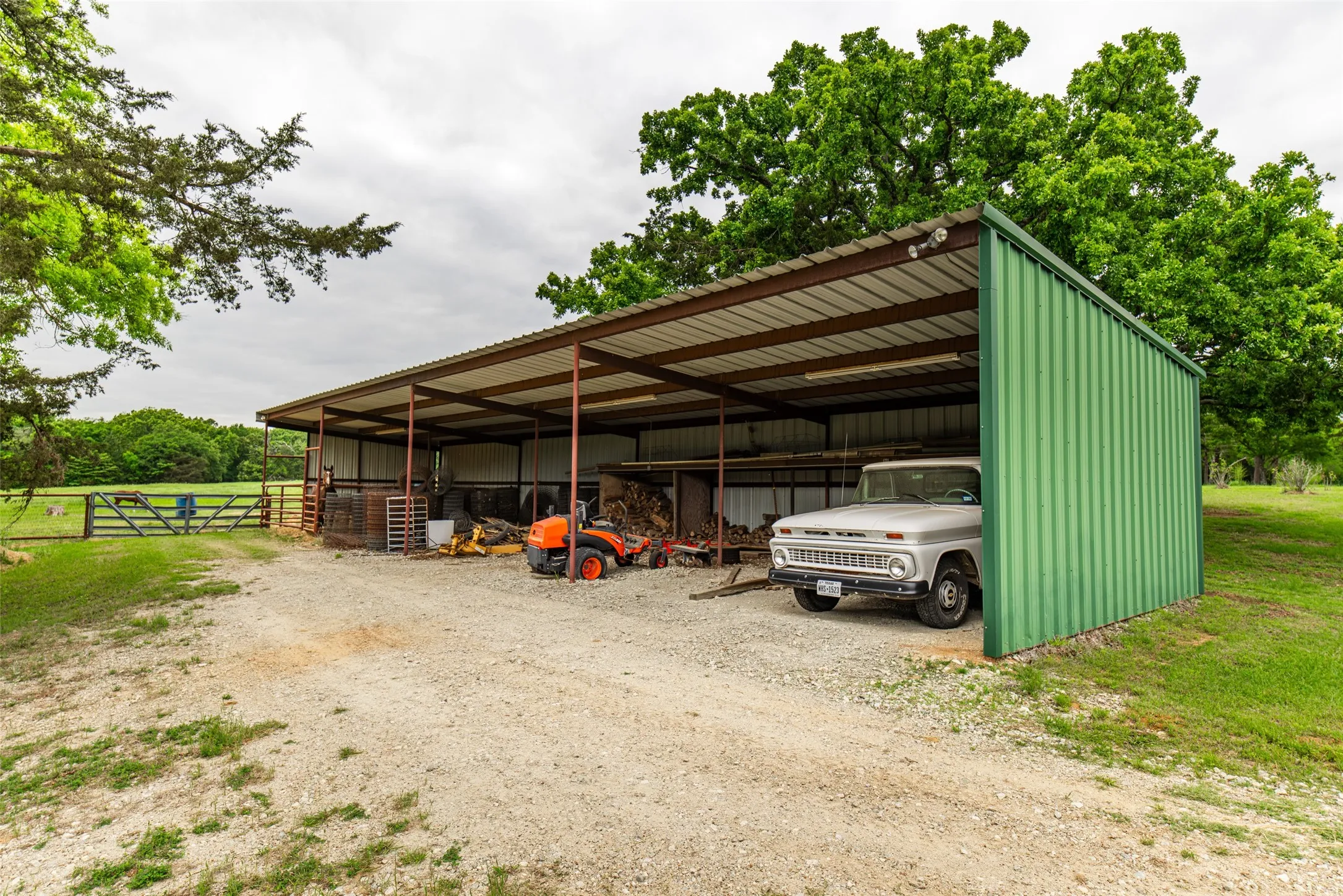 Single Family Residence For Sale in Van Zandt County , 1050 Vz County Road 3704, Wills Point, Texas 75169, 4 Bedrooms, 5 Bathrooms, 4 Garage spaces, 4,023 Sqft, built in 2002, Price $3,750,000, mls#21263624, Real Estate Agent in Wills Point, Homes For Sale in Van Zandt county, Homes For Sale in Wills Point, Realtor in Wills Point Texas, Real Estate Brokerage Independent Realty Texas, Luminita Cordes Realtor