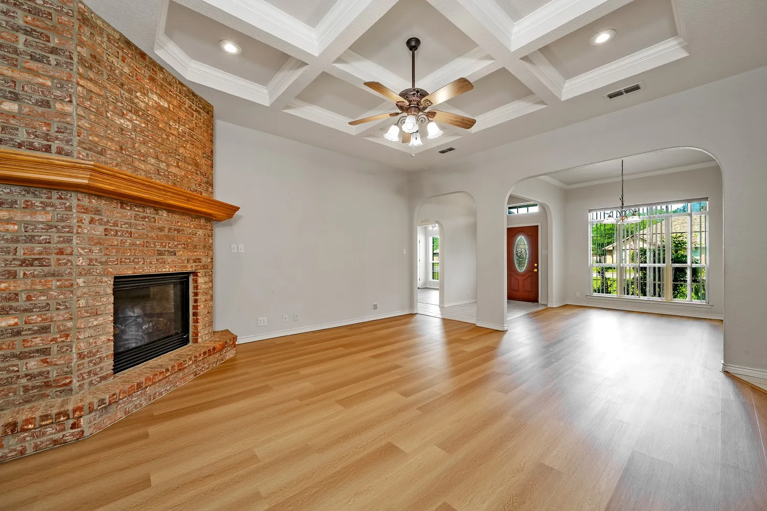 Single Family Residence For Sale in Grayson County , 167 Chrissa Drive, Pottsboro, Texas 75076, 4 Bedroom, 2 Bathroom, 2 Garage spaces, 2,119 Sqft, built in 2005, Price $349,000, mls#21263604, Real Estate Agent in Pottsboro, Homes For Sale in Grayson county, Homes For Sale in Pottsboro, Realtor in Pottsboro Texas, Real Estate Brokerage Independent Realty Texas, Luminita Cordes Realtor