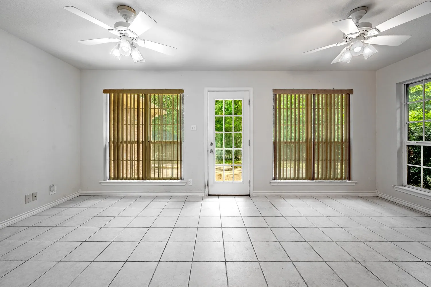 Single Family Residence For Sale in Grayson County , 167 Chrissa Drive, Pottsboro, Texas 75076, 4 Bedroom, 2 Bathroom, 2 Garage spaces, 2,119 Sqft, built in 2005, Price $349,000, mls#21263604, Real Estate Agent in Pottsboro, Homes For Sale in Grayson county, Homes For Sale in Pottsboro, Realtor in Pottsboro Texas, Real Estate Brokerage Independent Realty Texas, Luminita Cordes Realtor