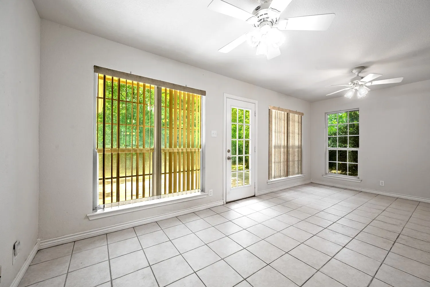 Single Family Residence For Sale in Grayson County , 167 Chrissa Drive, Pottsboro, Texas 75076, 4 Bedroom, 2 Bathroom, 2 Garage spaces, 2,119 Sqft, built in 2005, Price $349,000, mls#21263604, Real Estate Agent in Pottsboro, Homes For Sale in Grayson county, Homes For Sale in Pottsboro, Realtor in Pottsboro Texas, Real Estate Brokerage Independent Realty Texas, Luminita Cordes Realtor
