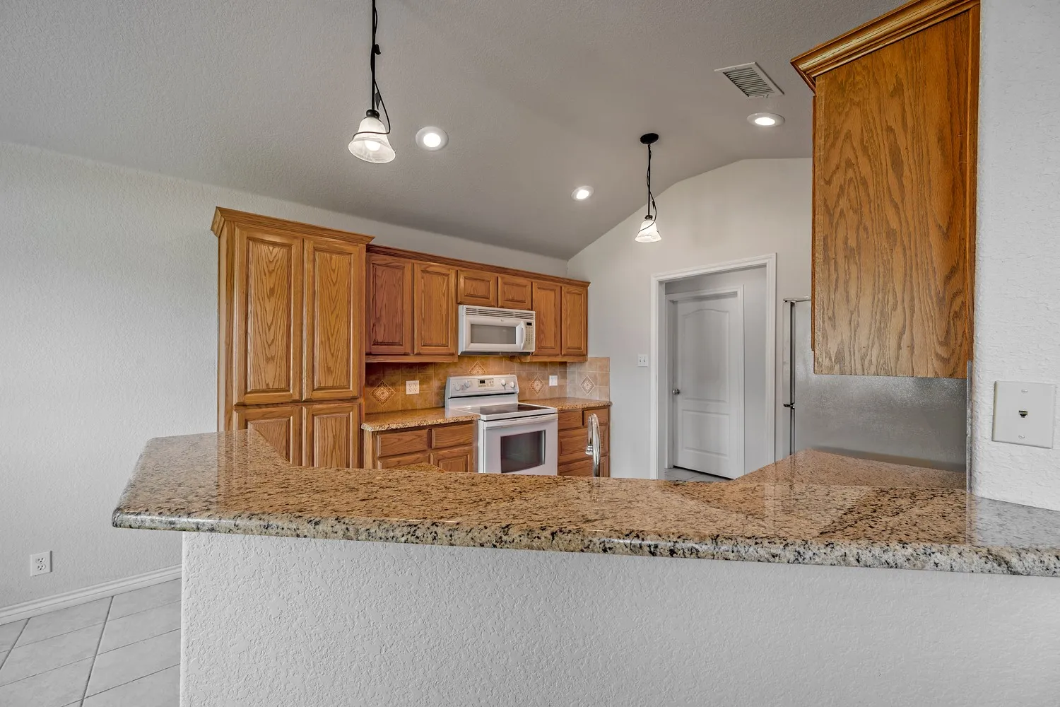 Single Family Residence For Sale in Grayson County , 167 Chrissa Drive, Pottsboro, Texas 75076, 4 Bedroom, 2 Bathroom, 2 Garage spaces, 2,119 Sqft, built in 2005, Price $349,000, mls#21263604, Real Estate Agent in Pottsboro, Homes For Sale in Grayson county, Homes For Sale in Pottsboro, Realtor in Pottsboro Texas, Real Estate Brokerage Independent Realty Texas, Luminita Cordes Realtor
