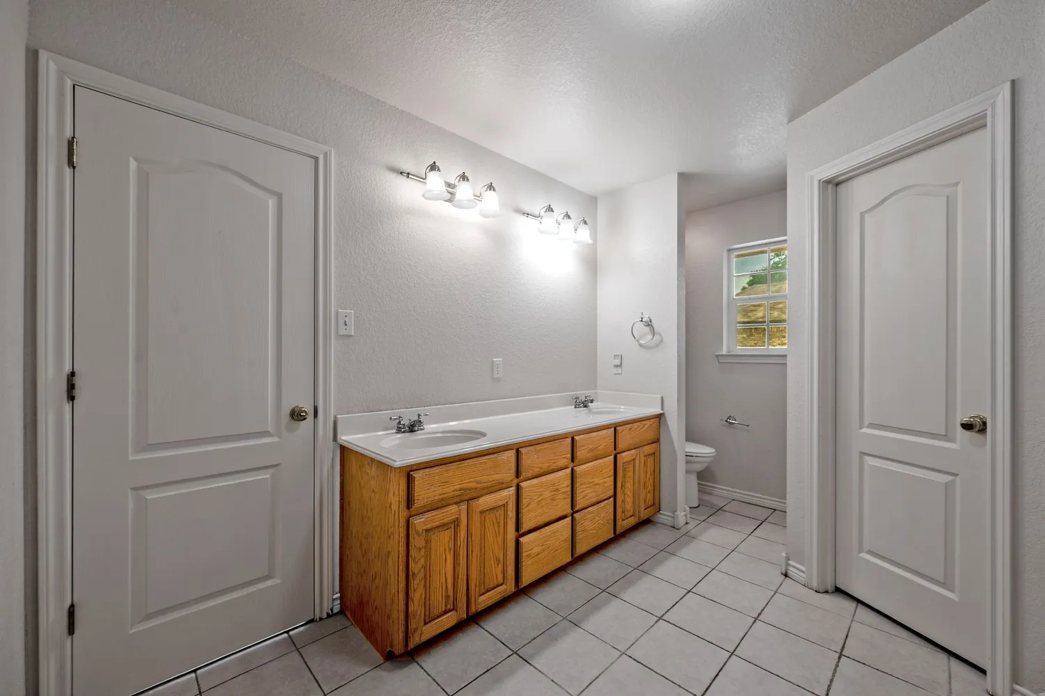 Single Family Residence For Sale in Grayson County , 167 Chrissa Drive, Pottsboro, Texas 75076, 4 Bedroom, 2 Bathroom, 2 Garage spaces, 2,119 Sqft, built in 2005, Price $349,000, mls#21263604, Real Estate Agent in Pottsboro, Homes For Sale in Grayson county, Homes For Sale in Pottsboro, Realtor in Pottsboro Texas, Real Estate Brokerage Independent Realty Texas, Luminita Cordes Realtor