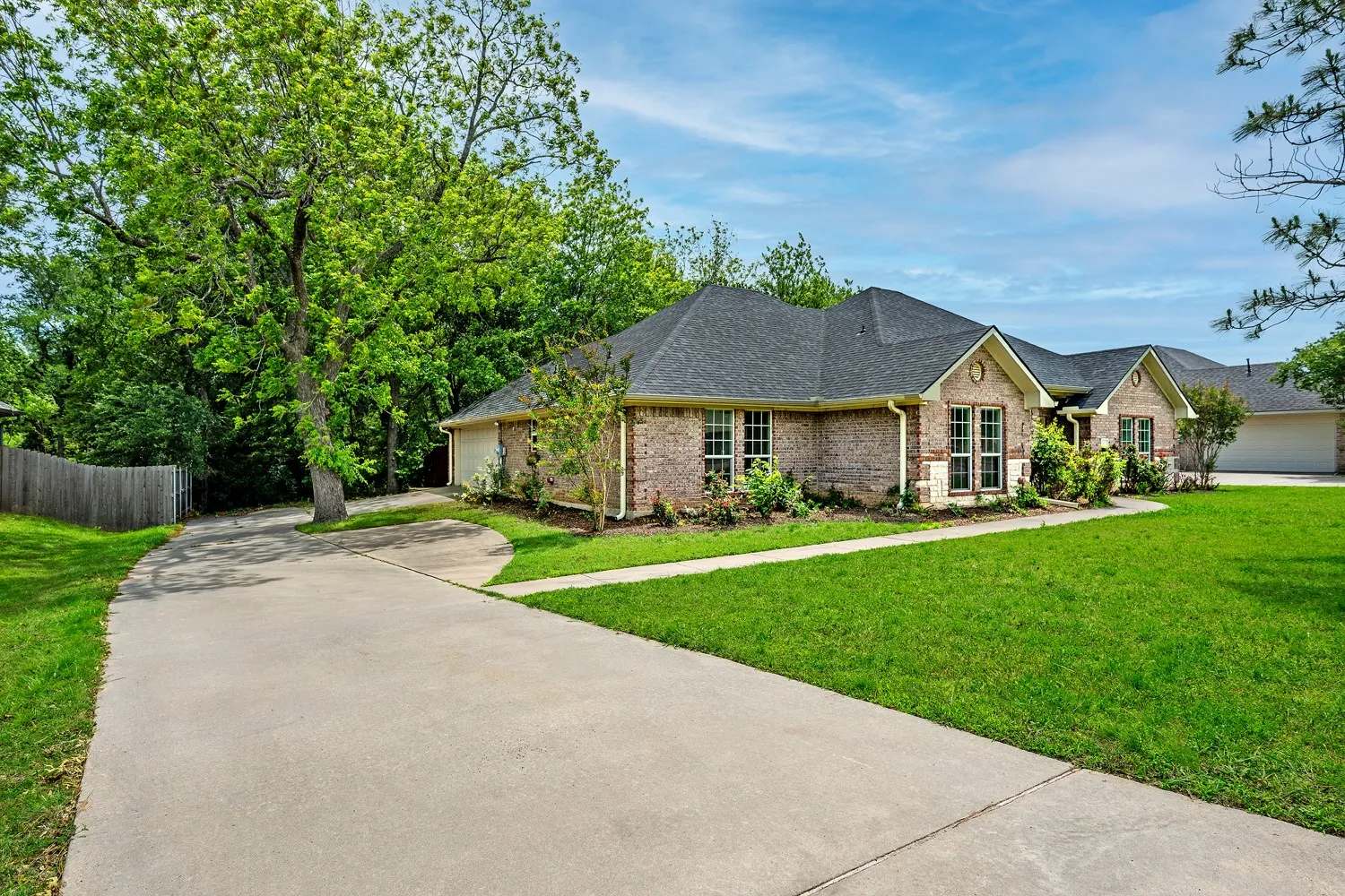 Single Family Residence For Sale in Grayson County , 167 Chrissa Drive, Pottsboro, Texas 75076, 4 Bedroom, 2 Bathroom, 2 Garage spaces, 2,119 Sqft, built in 2005, Price $349,000, mls#21263604, Real Estate Agent in Pottsboro, Homes For Sale in Grayson county, Homes For Sale in Pottsboro, Realtor in Pottsboro Texas, Real Estate Brokerage Independent Realty Texas, Luminita Cordes Realtor