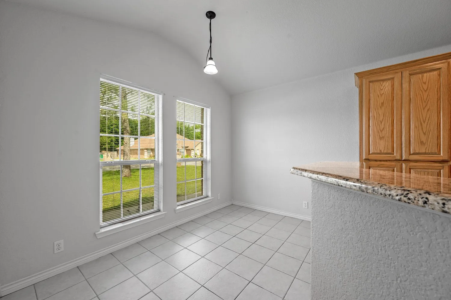 Single Family Residence For Sale in Grayson County , 167 Chrissa Drive, Pottsboro, Texas 75076, 4 Bedroom, 2 Bathroom, 2 Garage spaces, 2,119 Sqft, built in 2005, Price $349,000, mls#21263604, Real Estate Agent in Pottsboro, Homes For Sale in Grayson county, Homes For Sale in Pottsboro, Realtor in Pottsboro Texas, Real Estate Brokerage Independent Realty Texas, Luminita Cordes Realtor