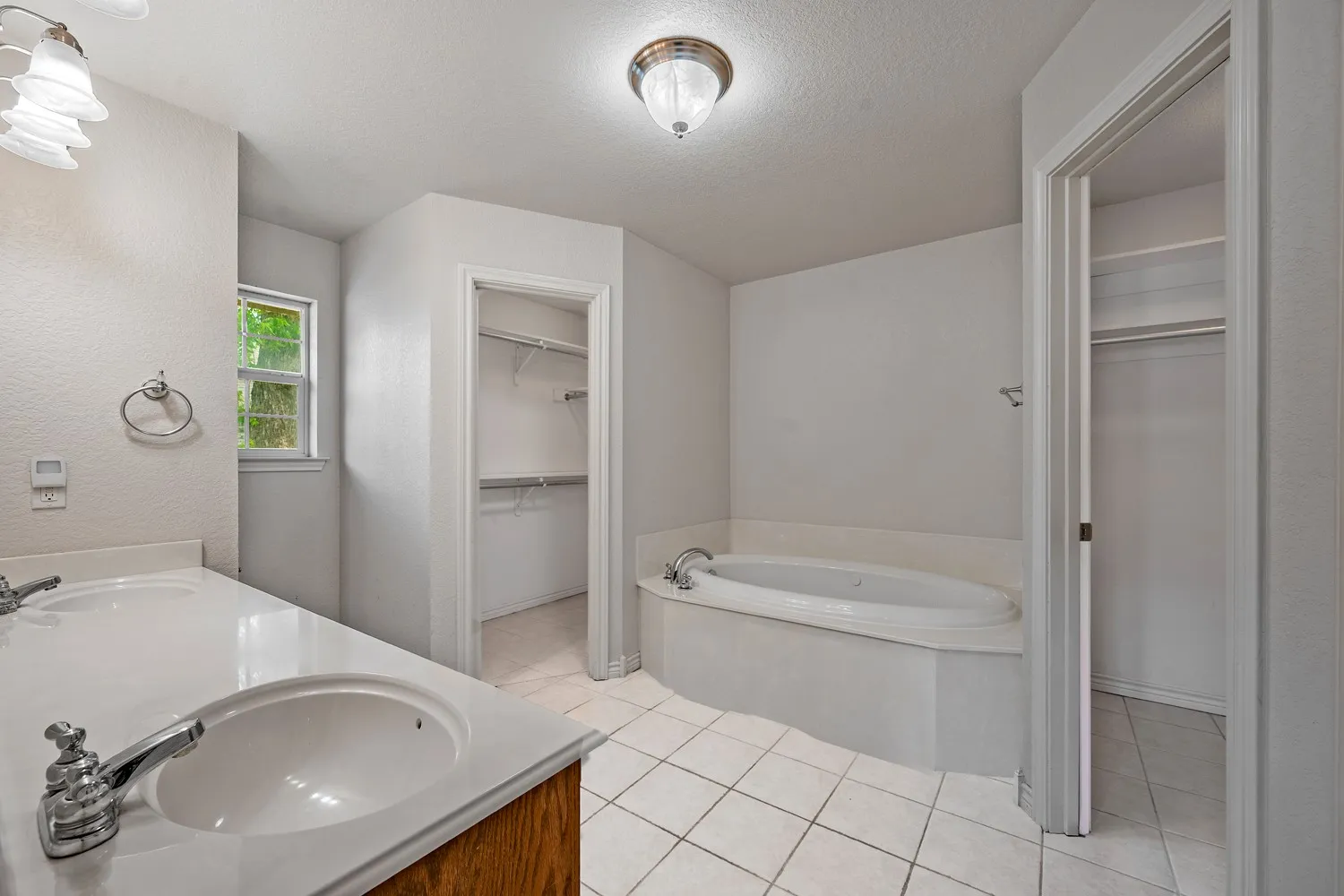 Single Family Residence For Sale in Grayson County , 167 Chrissa Drive, Pottsboro, Texas 75076, 4 Bedroom, 2 Bathroom, 2 Garage spaces, 2,119 Sqft, built in 2005, Price $349,000, mls#21263604, Real Estate Agent in Pottsboro, Homes For Sale in Grayson county, Homes For Sale in Pottsboro, Realtor in Pottsboro Texas, Real Estate Brokerage Independent Realty Texas, Luminita Cordes Realtor