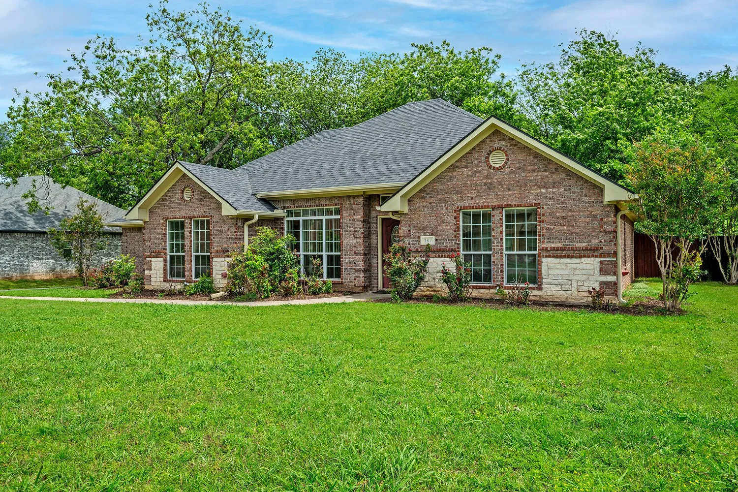 Single Family Residence For Sale in Grayson County , 167 Chrissa Drive, Pottsboro, Texas 75076, 4 Bedroom, 2 Bathroom, 2 Garage spaces, 2,119 Sqft, built in 2005, Price $349,000, mls#21263604, Real Estate Agent in Pottsboro, Homes For Sale in Grayson county, Homes For Sale in Pottsboro, Realtor in Pottsboro Texas, Real Estate Brokerage Independent Realty Texas, Luminita Cordes Realtor