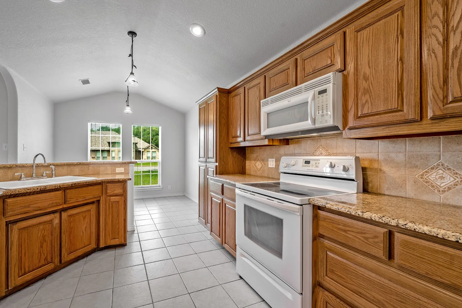 Single Family Residence For Sale in Grayson County , 167 Chrissa Drive, Pottsboro, Texas 75076, 4 Bedroom, 2 Bathroom, 2 Garage spaces, 2,119 Sqft, built in 2005, Price $349,000, mls#21263604, Real Estate Agent in Pottsboro, Homes For Sale in Grayson county, Homes For Sale in Pottsboro, Realtor in Pottsboro Texas, Real Estate Brokerage Independent Realty Texas, Luminita Cordes Realtor