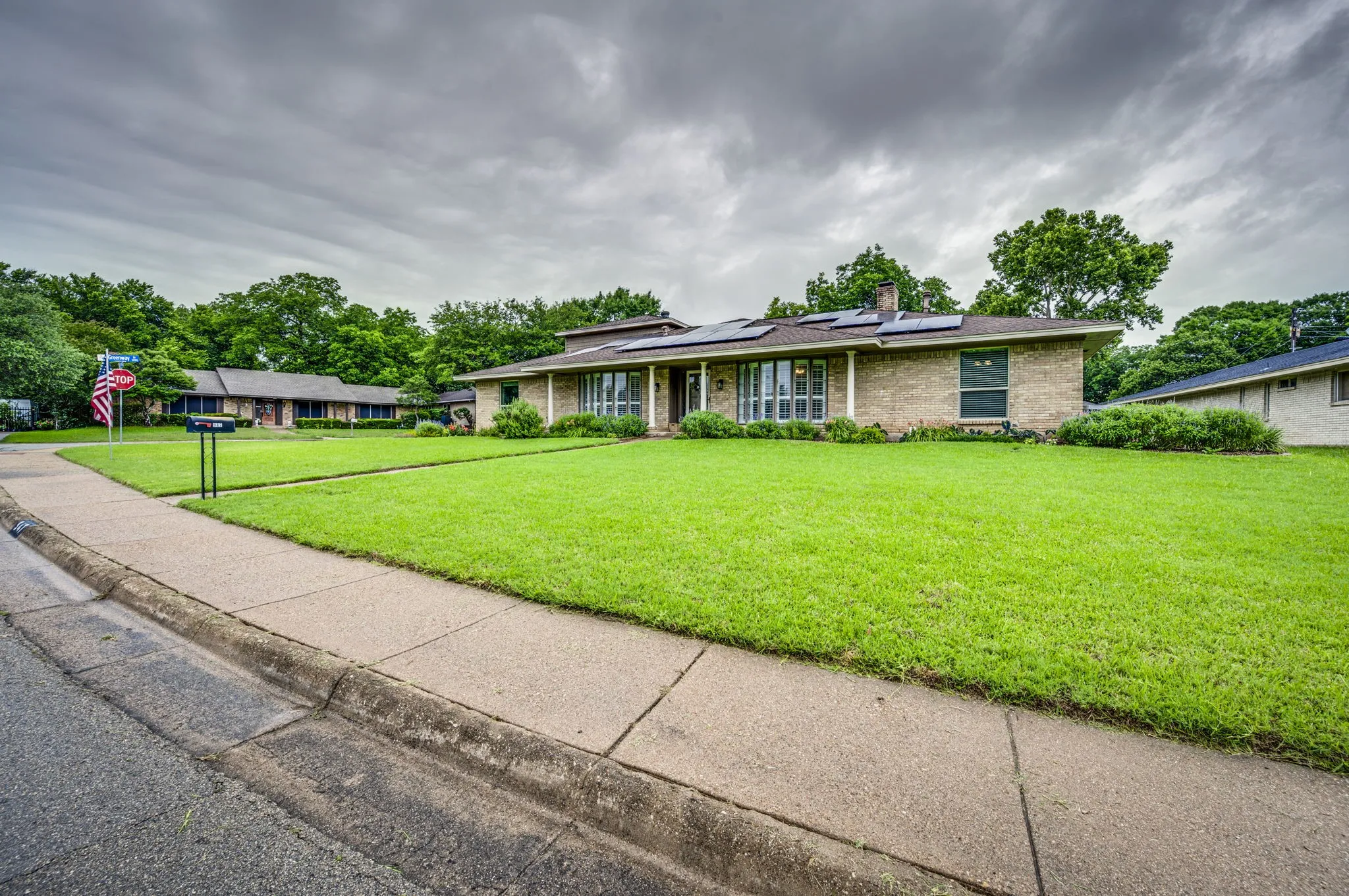 Single Family Residence For Sale in Dallas County , 947 Rock Canyon Drive, Duncanville, Texas 75137, 4 Bedroom, 3 Bathroom, 2 Garage spaces, 2,857 Sqft, built in 1972, mls#21263659, Real Estate Agent in Duncanville, Homes For Sale in Dallas county, Homes For Sale in Duncanville, Realtor in Duncanville Texas, Real Estate Brokerage Independent Realty Texas, Luminita Cordes Realtor