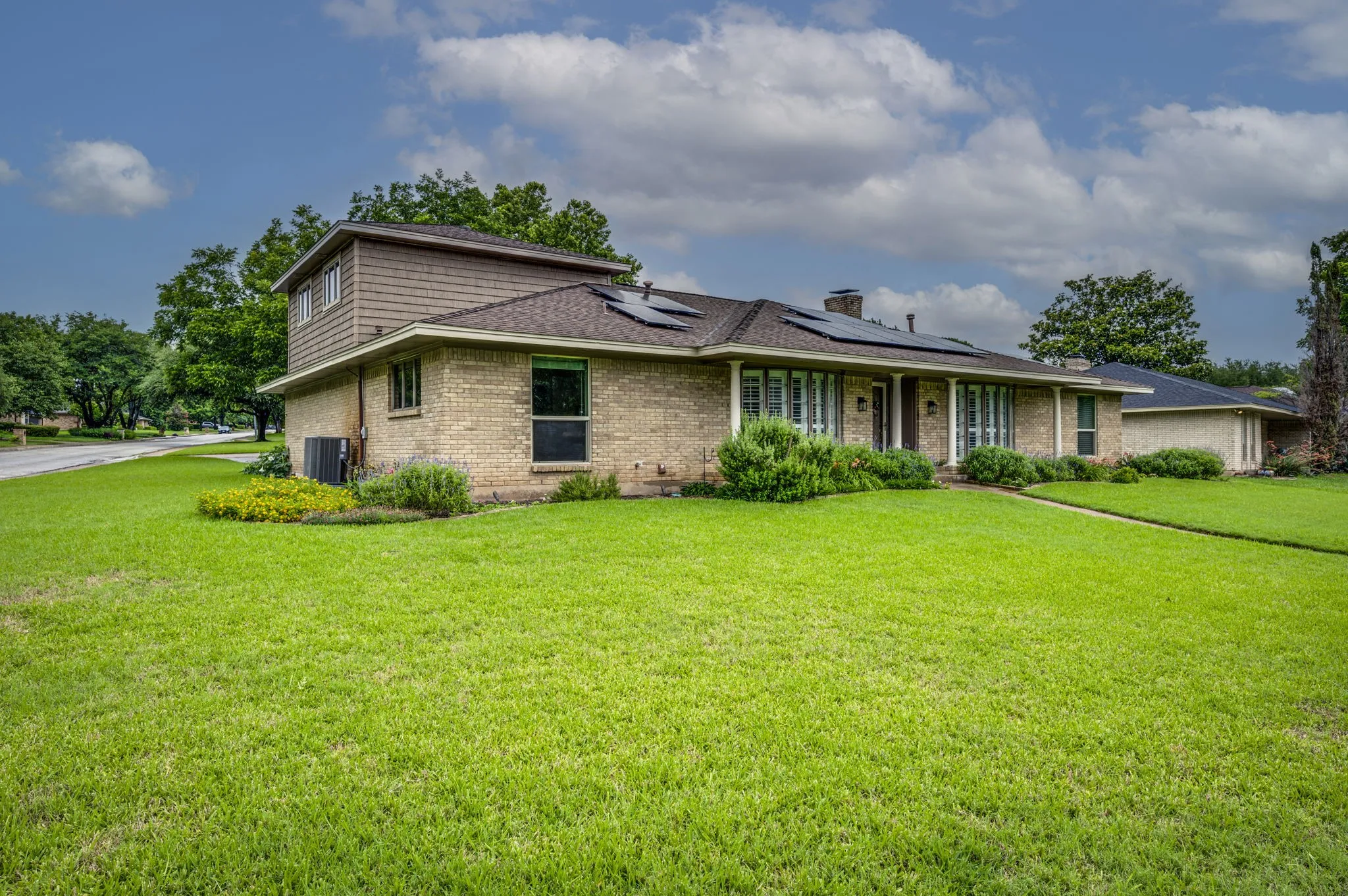 Single Family Residence For Sale in Dallas County , 947 Rock Canyon Drive, Duncanville, Texas 75137, 4 Bedroom, 3 Bathroom, 2 Garage spaces, 2,857 Sqft, built in 1972, mls#21263659, Real Estate Agent in Duncanville, Homes For Sale in Dallas county, Homes For Sale in Duncanville, Realtor in Duncanville Texas, Real Estate Brokerage Independent Realty Texas, Luminita Cordes Realtor