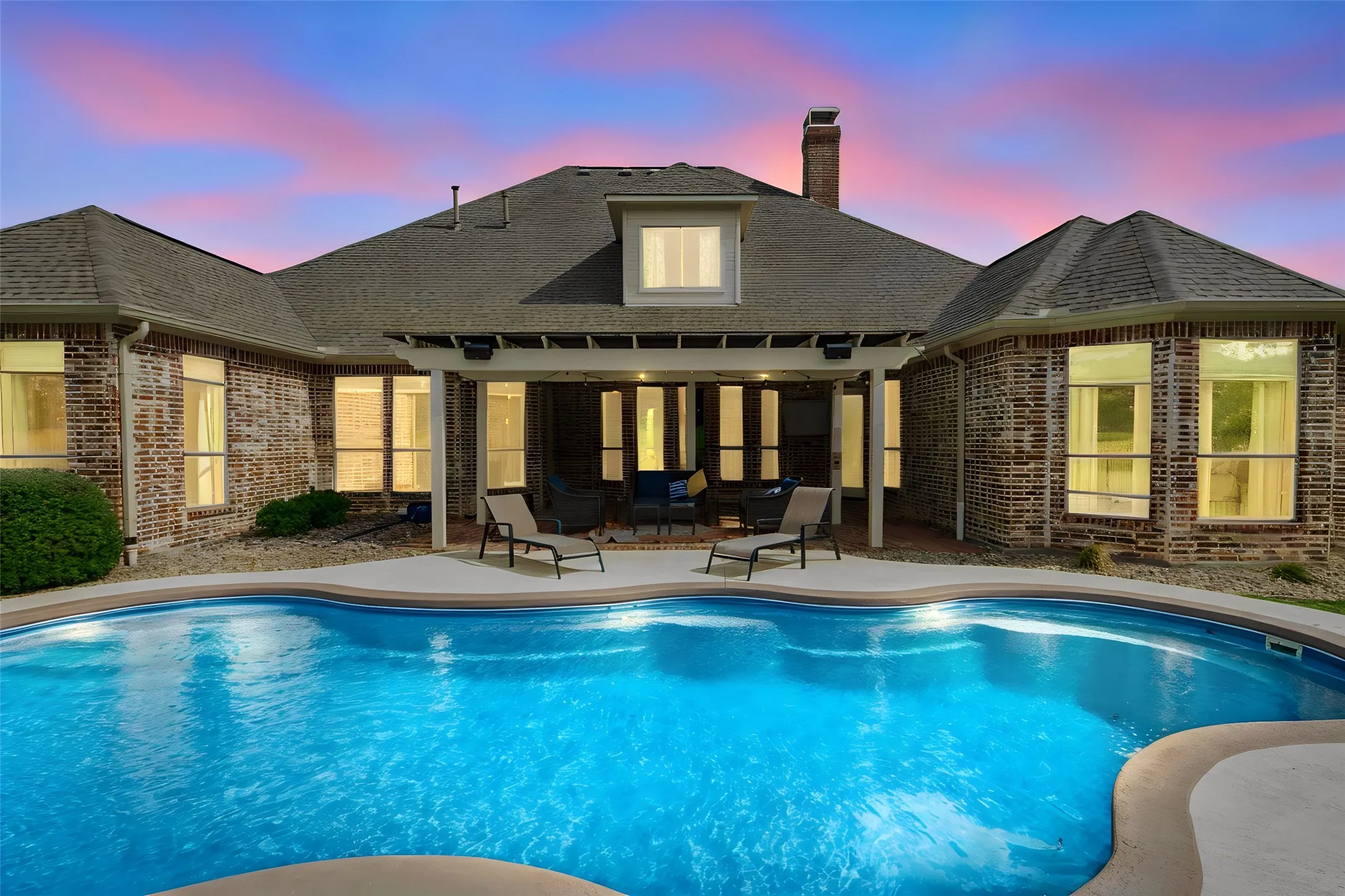 Sparkling Pool, Gorgeous Review Views of the Home