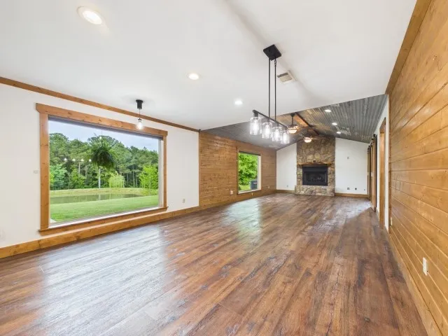 Single Family Residence For Sale in Smith County , 15460 County Road 434, Lindale, Texas 75771, 2 Bedroom, 3 Bathroom, 1 Garage spaces, 1,668 Sqft, built in 2015, mls#21263674, Real Estate Agent in Lindale, Homes For Sale in Smith county, Homes For Sale in Lindale, Realtor in Lindale Texas, Real Estate Brokerage Independent Realty Texas, Luminita Cordes Realtor