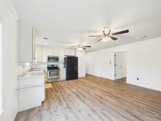 Guest quarters - Full, eat in Kitchen