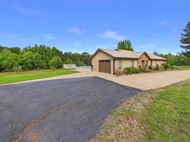 Single Family Residence For Sale in Smith County , 15460 County Road 434, Lindale, Texas 75771, 2 Bedroom, 3 Bathroom, 1 Garage spaces, 1,668 Sqft, built in 2015, mls#21263674, Real Estate Agent in Lindale, Homes For Sale in Smith county, Homes For Sale in Lindale, Realtor in Lindale Texas, Real Estate Brokerage Independent Realty Texas, Luminita Cordes Realtor