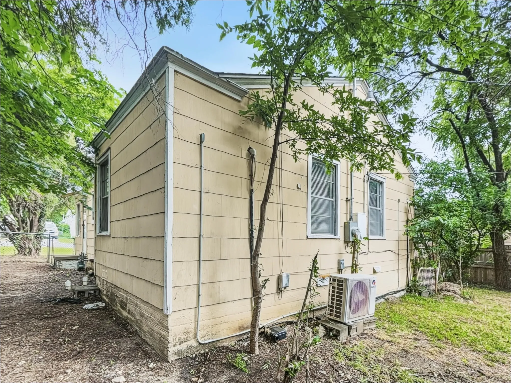 Single Family Residence For Rent in Tarrant County , 5013 Kessler Road, River Oaks, Texas 76114, 2 Bedroom, 1 Bathroom, Garage spaces, 828 Sqft, built in 1943, mls#21232876, Real Estate Agent in River Oaks, Homes For Rent in Tarrant county, Homes For Rent in River Oaks, Realtor in River Oaks Texas, Real Estate Brokerage Independent Realty Texas, Luminita Cordes Realtor