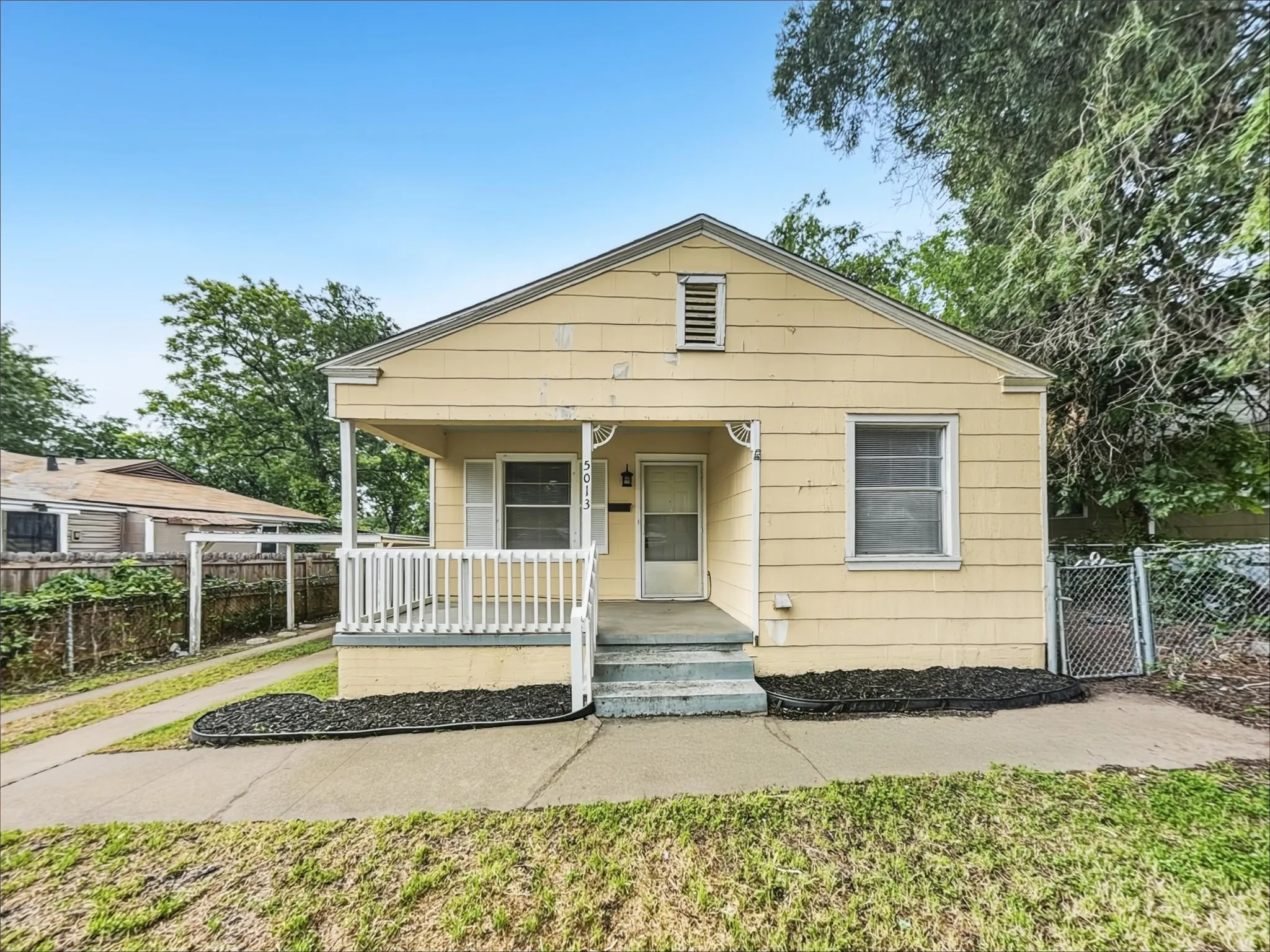 Single Family Residence For Rent in Tarrant County , 5013 Kessler Road, River Oaks, Texas 76114, 2 Bedroom, 1 Bathroom, Garage spaces, 828 Sqft, built in 1943, mls#21232876, Real Estate Agent in River Oaks, Homes For Rent in Tarrant county, Homes For Rent in River Oaks, Realtor in River Oaks Texas, Real Estate Brokerage Independent Realty Texas, Luminita Cordes Realtor