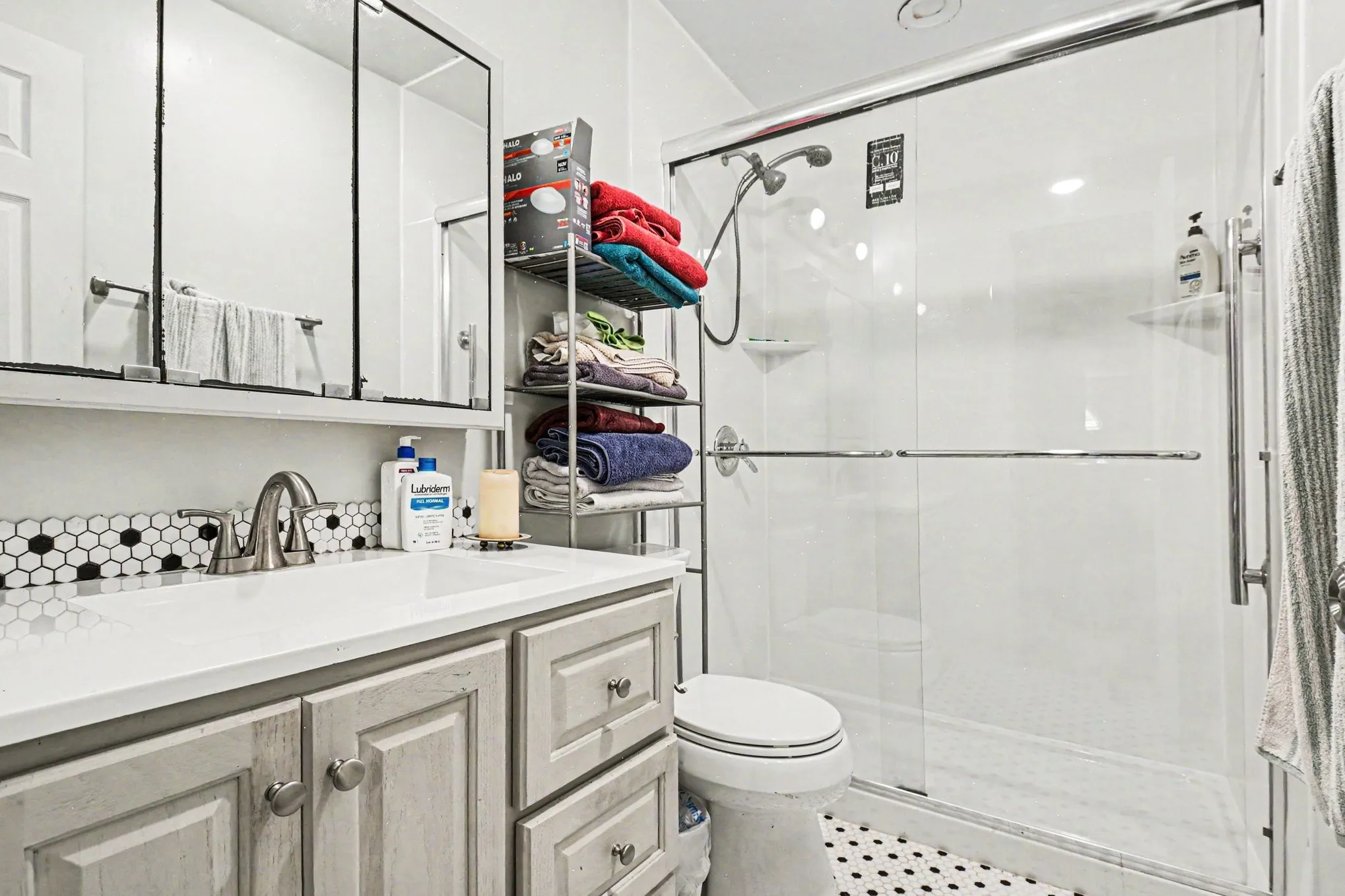 Single Family Residence For Sale in Dallas County , 5518 Round Rock Road, Garland, Texas 75044, 4 Bedrooms, 3 Bathrooms, 2 Garage spaces, 2,212 Sqft, built in 1979, Price $374,950, mls#21262382, Real Estate Agent in Garland, Homes For Sale in Dallas county, Homes For Sale in Garland, Realtor in Garland Texas, Real Estate Brokerage Independent Realty Texas, Luminita Cordes Realtor
