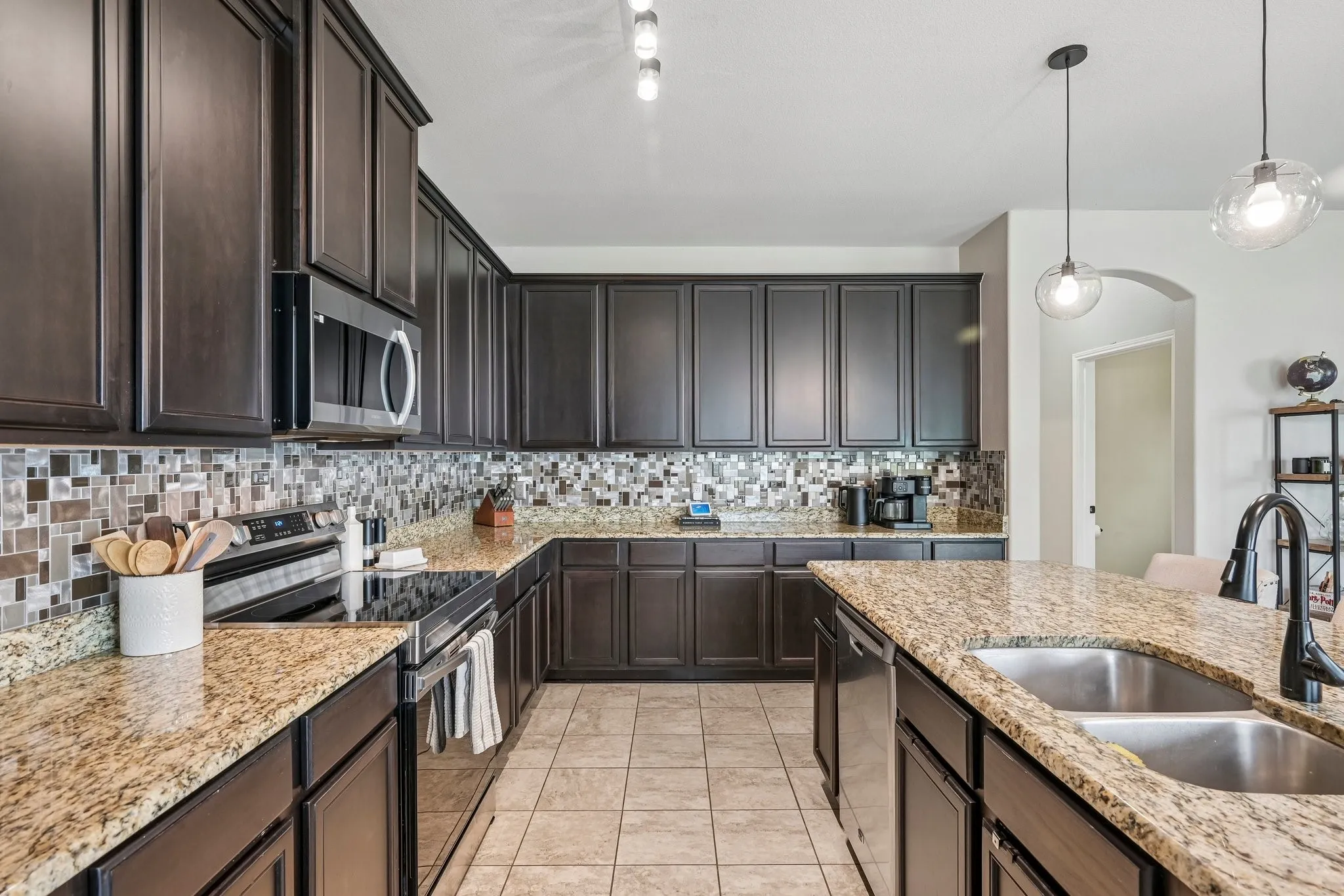 Single Family Residence For Sale in Denton County , 9141 Cranston Court, Providence Village, Texas 76227, 3 Bedroom, 3 Bathroom, 2 Garage spaces, 2,728 Sqft, built in 2013, mls#21261882, Real Estate Agent in Providence Village, Homes For Sale in Denton county, Homes For Sale in Providence Village, Realtor in Providence Village Texas, Real Estate Brokerage Independent Realty Texas, Luminita Cordes Realtor