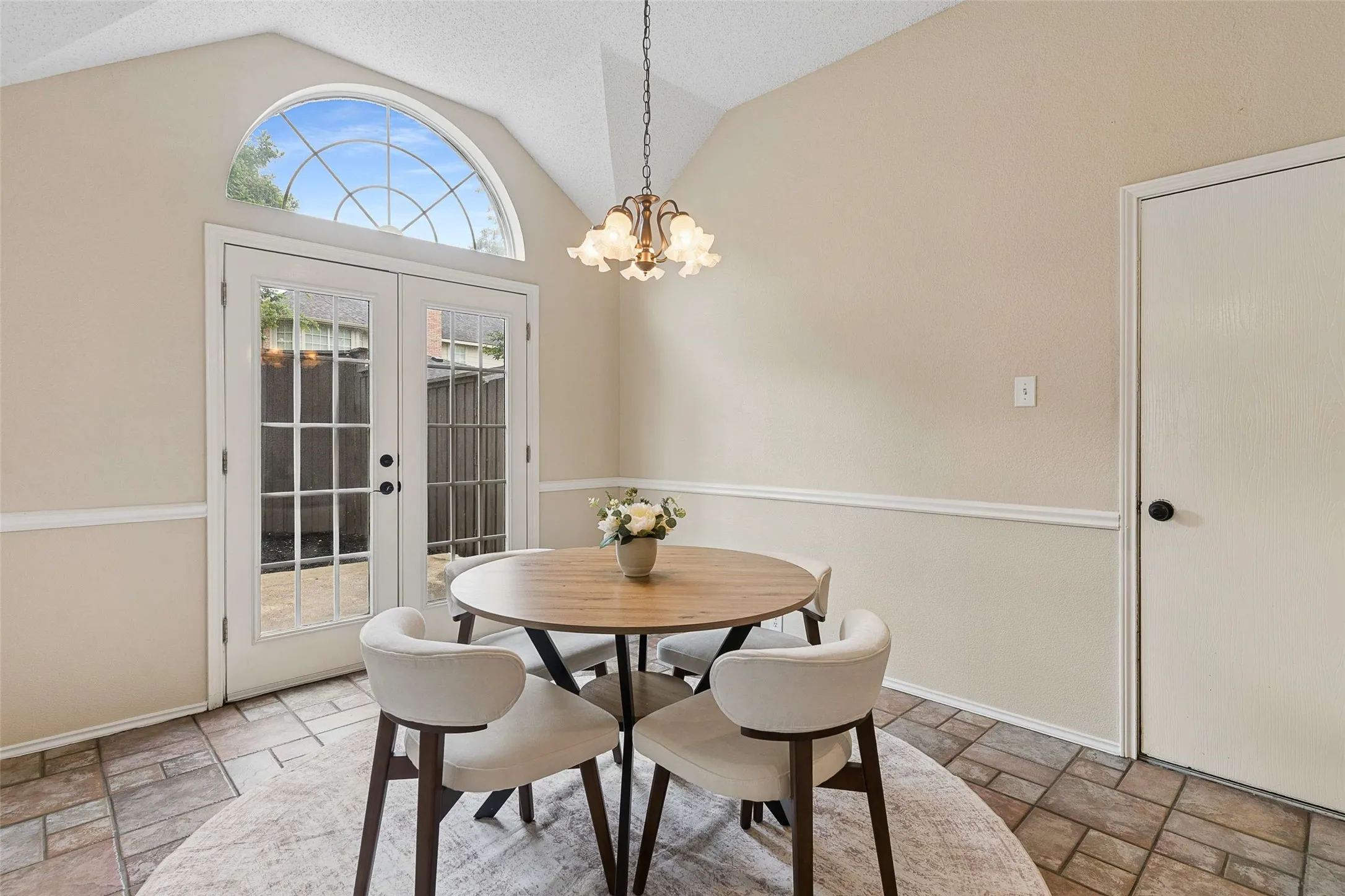 Single Family Residence For Sale in Collin County , 2104 Gent Drive, Plano, Texas 75025, 3 Bedroom, 2 Bathroom, 2 Garage spaces, 2,422 Sqft, built in 1991, mls#21262642, Real Estate Agent in Plano, Homes For Sale in Collin county, Homes For Sale in Plano, Realtor in Plano Texas, Real Estate Brokerage Independent Realty Texas, Luminita Cordes Realtor