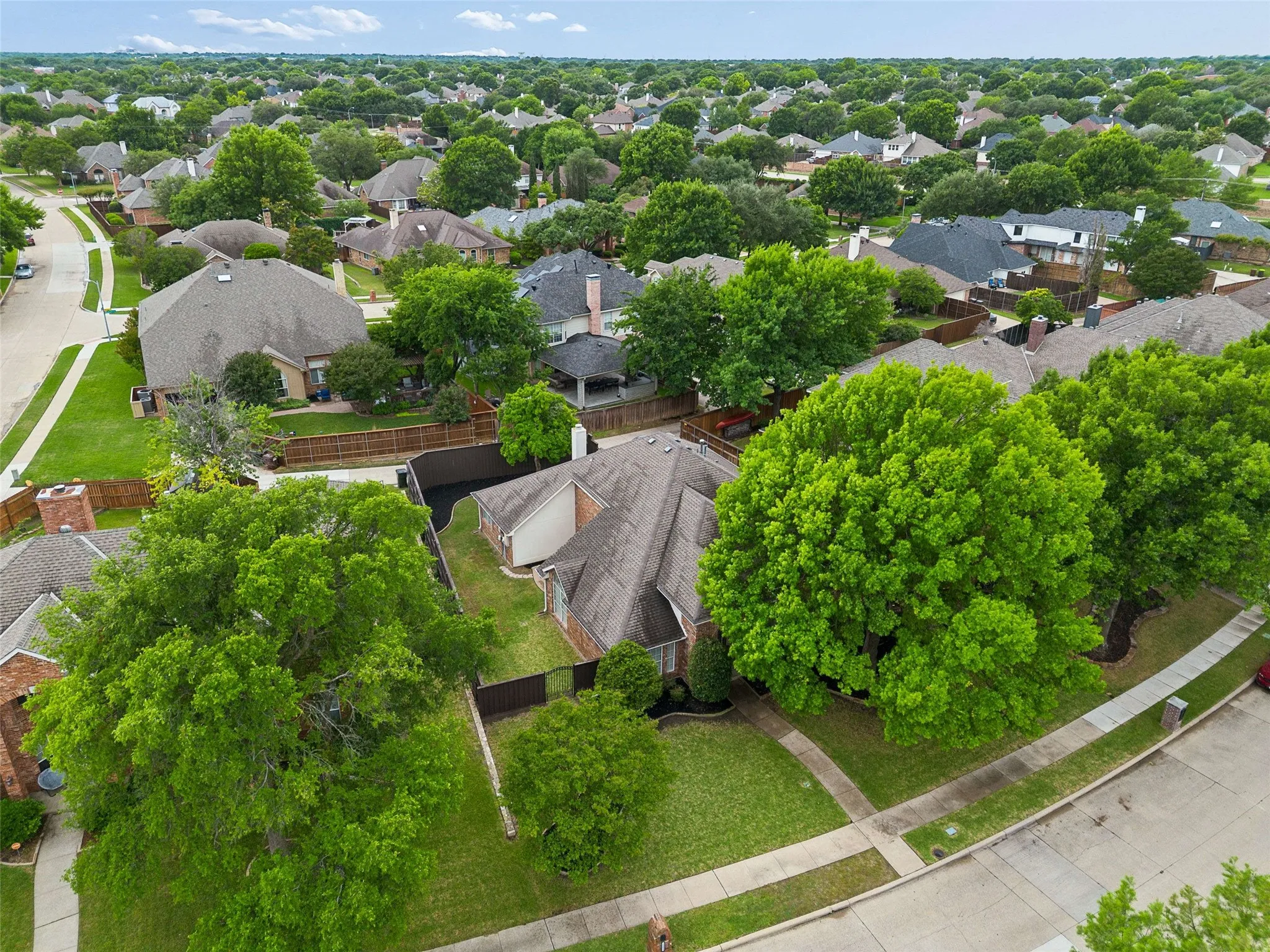 Single Family Residence For Sale in Collin County , 2104 Gent Drive, Plano, Texas 75025, 3 Bedroom, 2 Bathroom, 2 Garage spaces, 2,422 Sqft, built in 1991, mls#21262642, Real Estate Agent in Plano, Homes For Sale in Collin county, Homes For Sale in Plano, Realtor in Plano Texas, Real Estate Brokerage Independent Realty Texas, Luminita Cordes Realtor