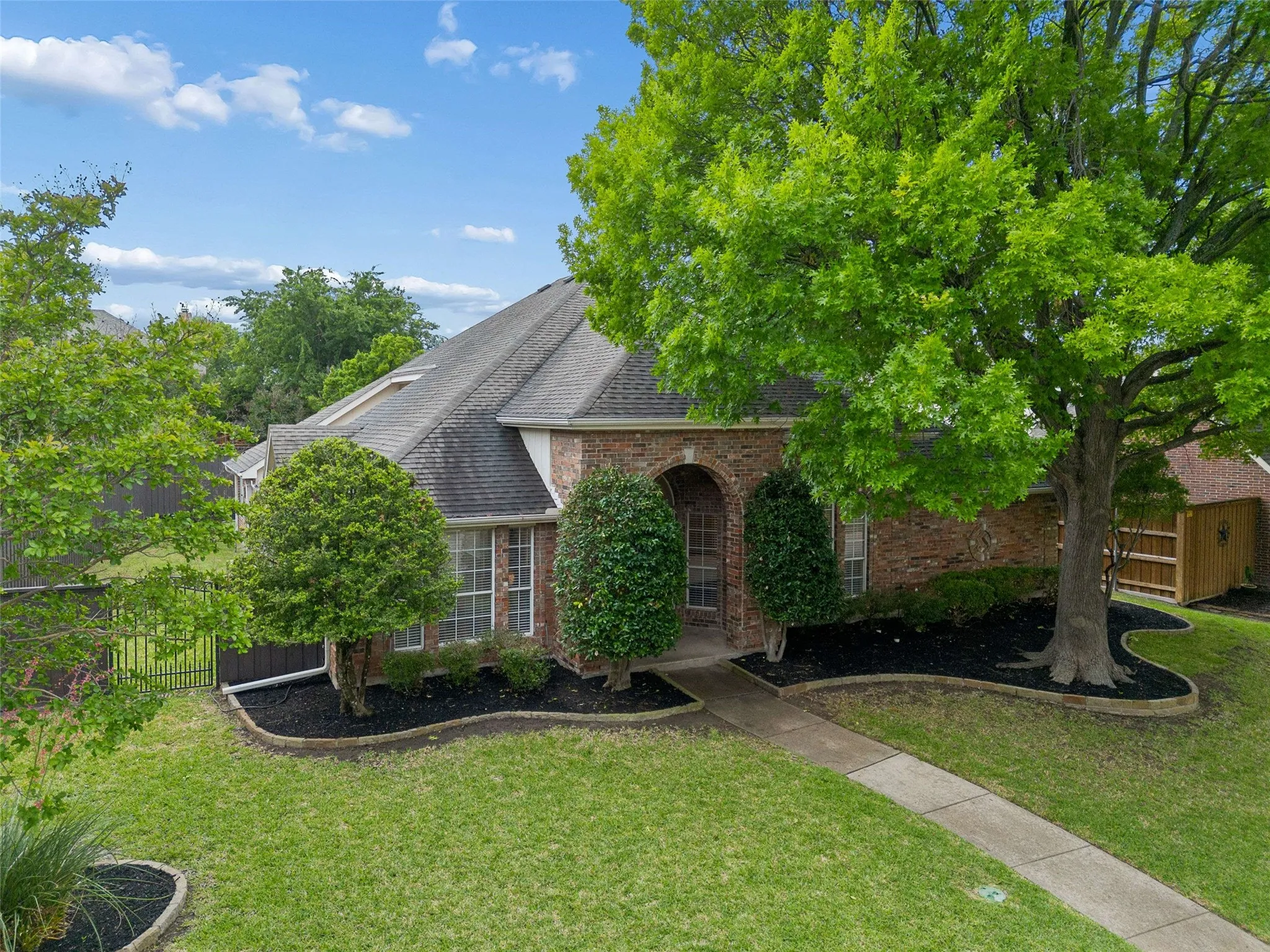 Single Family Residence For Sale in Collin County , 2104 Gent Drive, Plano, Texas 75025, 3 Bedroom, 2 Bathroom, 2 Garage spaces, 2,422 Sqft, built in 1991, mls#21262642, Real Estate Agent in Plano, Homes For Sale in Collin county, Homes For Sale in Plano, Realtor in Plano Texas, Real Estate Brokerage Independent Realty Texas, Luminita Cordes Realtor