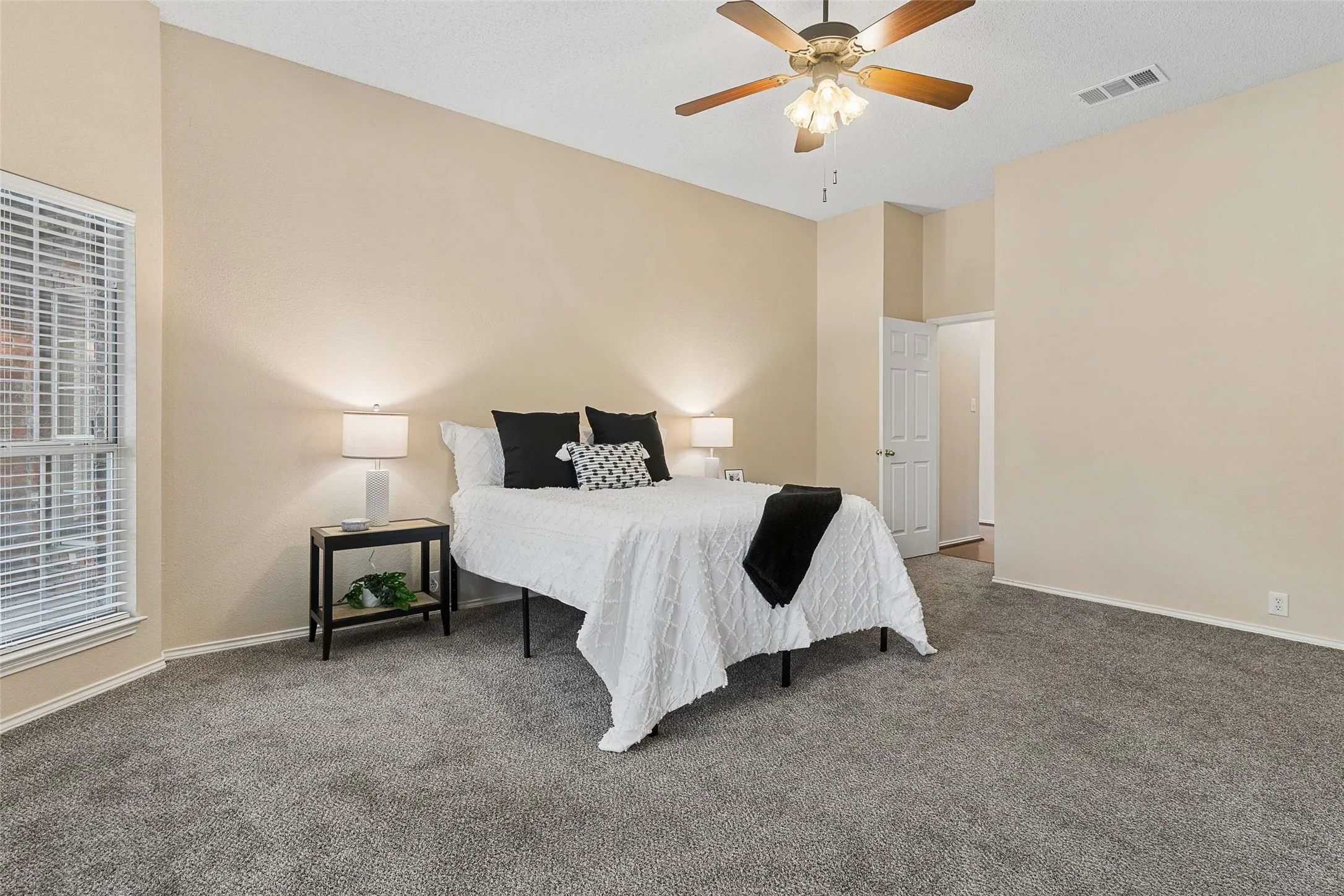 Single Family Residence For Sale in Collin County , 2104 Gent Drive, Plano, Texas 75025, 3 Bedroom, 2 Bathroom, 2 Garage spaces, 2,422 Sqft, built in 1991, mls#21262642, Real Estate Agent in Plano, Homes For Sale in Collin county, Homes For Sale in Plano, Realtor in Plano Texas, Real Estate Brokerage Independent Realty Texas, Luminita Cordes Realtor