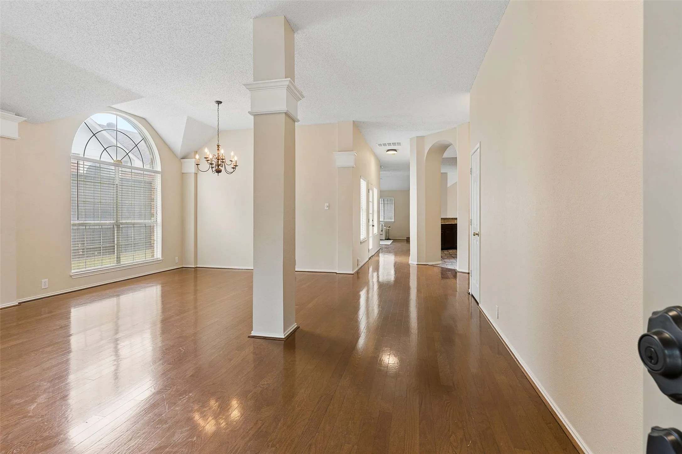 Single Family Residence For Sale in Collin County , 2104 Gent Drive, Plano, Texas 75025, 3 Bedroom, 2 Bathroom, 2 Garage spaces, 2,422 Sqft, built in 1991, mls#21262642, Real Estate Agent in Plano, Homes For Sale in Collin county, Homes For Sale in Plano, Realtor in Plano Texas, Real Estate Brokerage Independent Realty Texas, Luminita Cordes Realtor