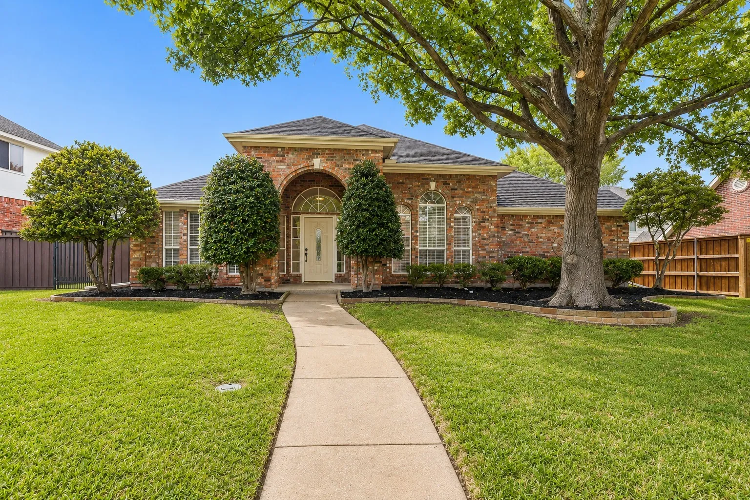 Single Family Residence For Sale in Collin County , 2104 Gent Drive, Plano, Texas 75025, 3 Bedroom, 2 Bathroom, 2 Garage spaces, 2,422 Sqft, built in 1991, mls#21262642, Real Estate Agent in Plano, Homes For Sale in Collin county, Homes For Sale in Plano, Realtor in Plano Texas, Real Estate Brokerage Independent Realty Texas, Luminita Cordes Realtor