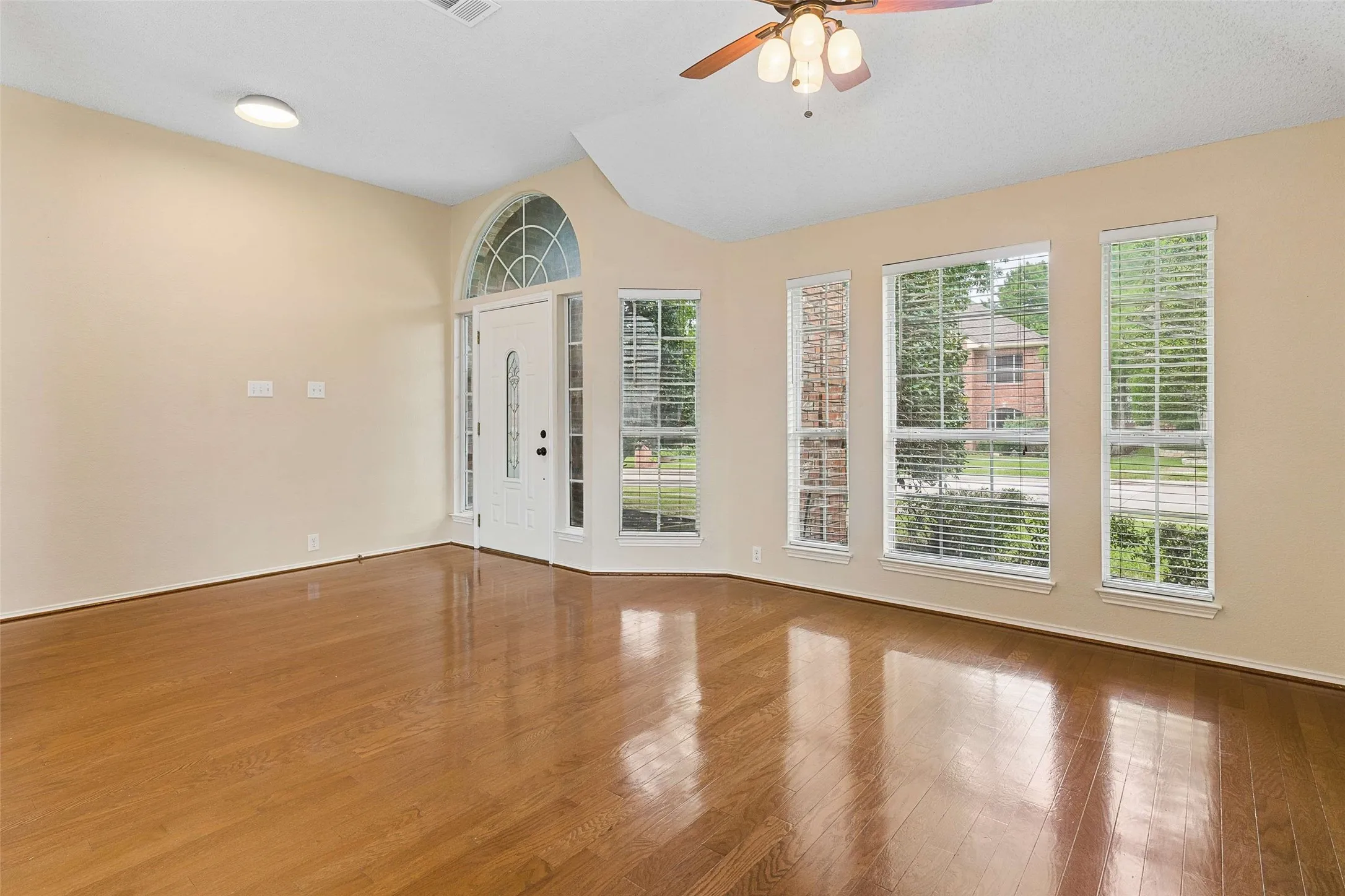 Single Family Residence For Sale in Collin County , 2104 Gent Drive, Plano, Texas 75025, 3 Bedroom, 2 Bathroom, 2 Garage spaces, 2,422 Sqft, built in 1991, mls#21262642, Real Estate Agent in Plano, Homes For Sale in Collin county, Homes For Sale in Plano, Realtor in Plano Texas, Real Estate Brokerage Independent Realty Texas, Luminita Cordes Realtor