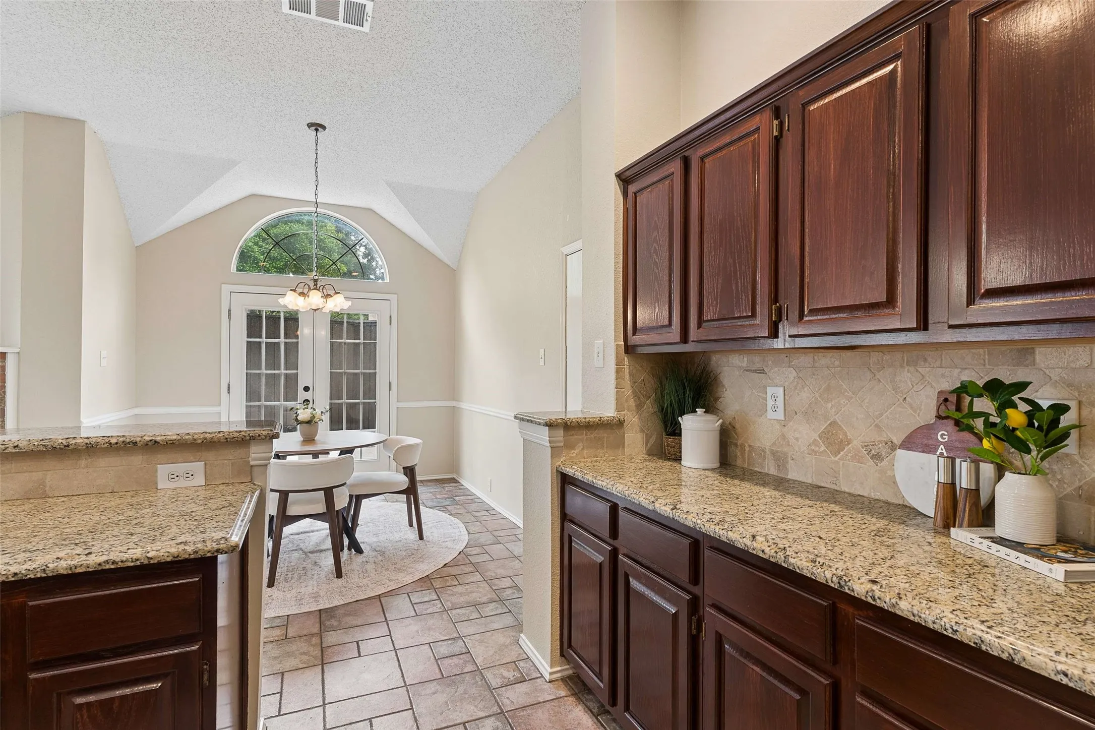 Single Family Residence For Sale in Collin County , 2104 Gent Drive, Plano, Texas 75025, 3 Bedroom, 2 Bathroom, 2 Garage spaces, 2,422 Sqft, built in 1991, mls#21262642, Real Estate Agent in Plano, Homes For Sale in Collin county, Homes For Sale in Plano, Realtor in Plano Texas, Real Estate Brokerage Independent Realty Texas, Luminita Cordes Realtor